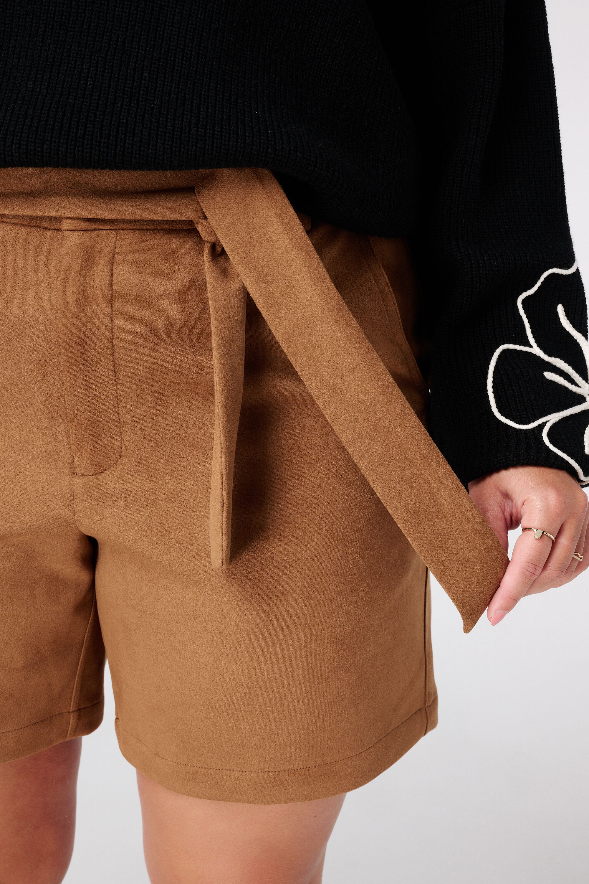 Shorts in su&egrave;de look met ceintuur image number 4