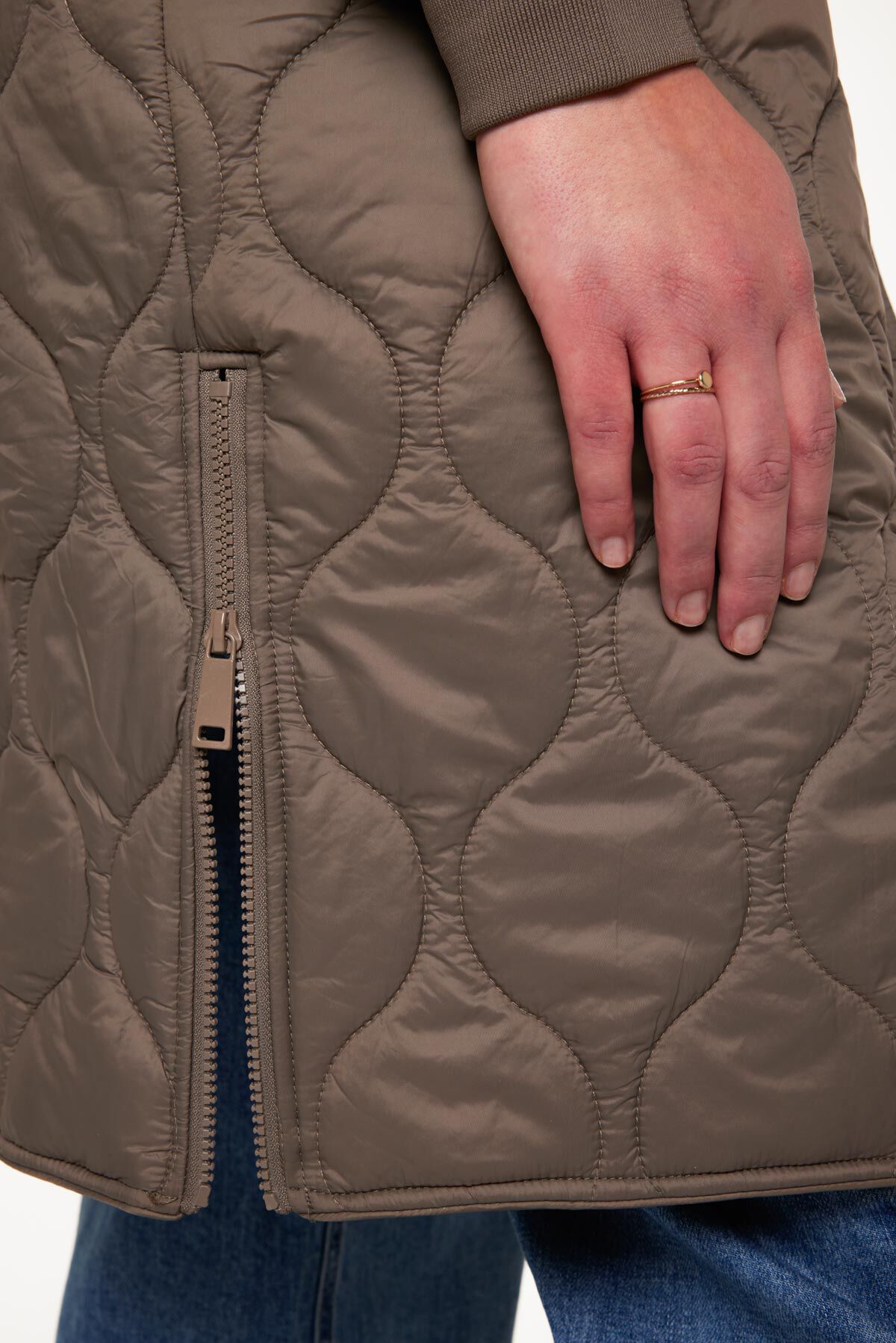 Gewatteerde jas met afritsbare mouwen image number 4