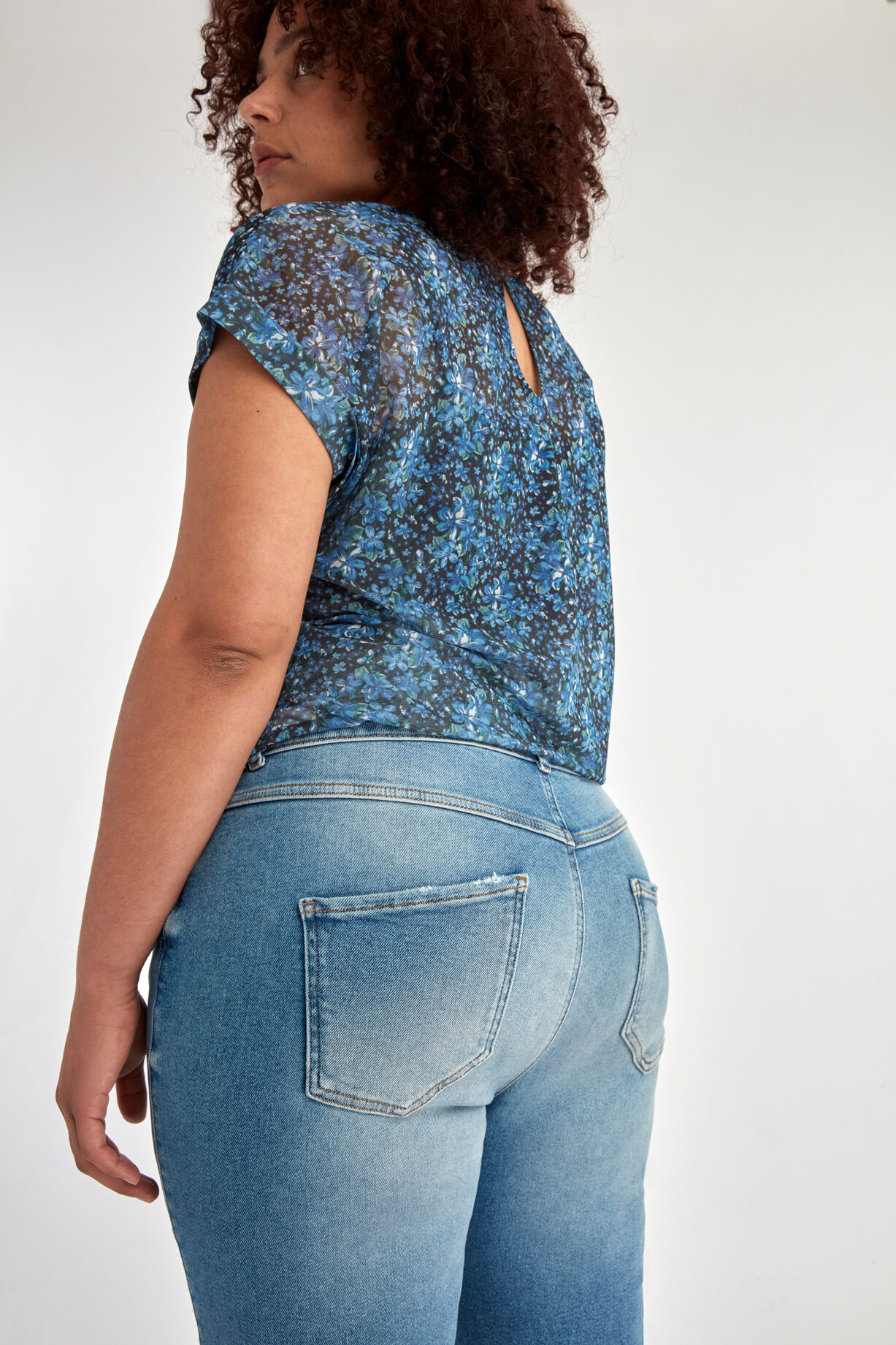 Jeans met destroyed detail image number 4