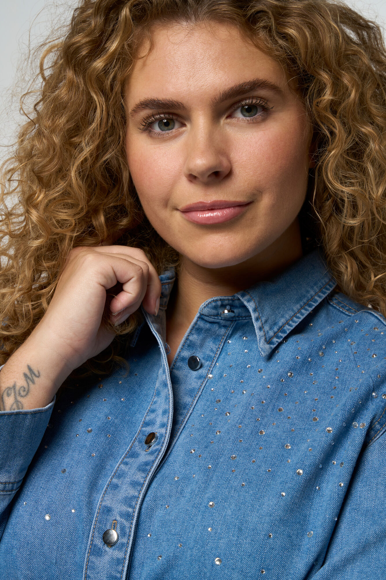 Denim blouse met steentjes image number 4
