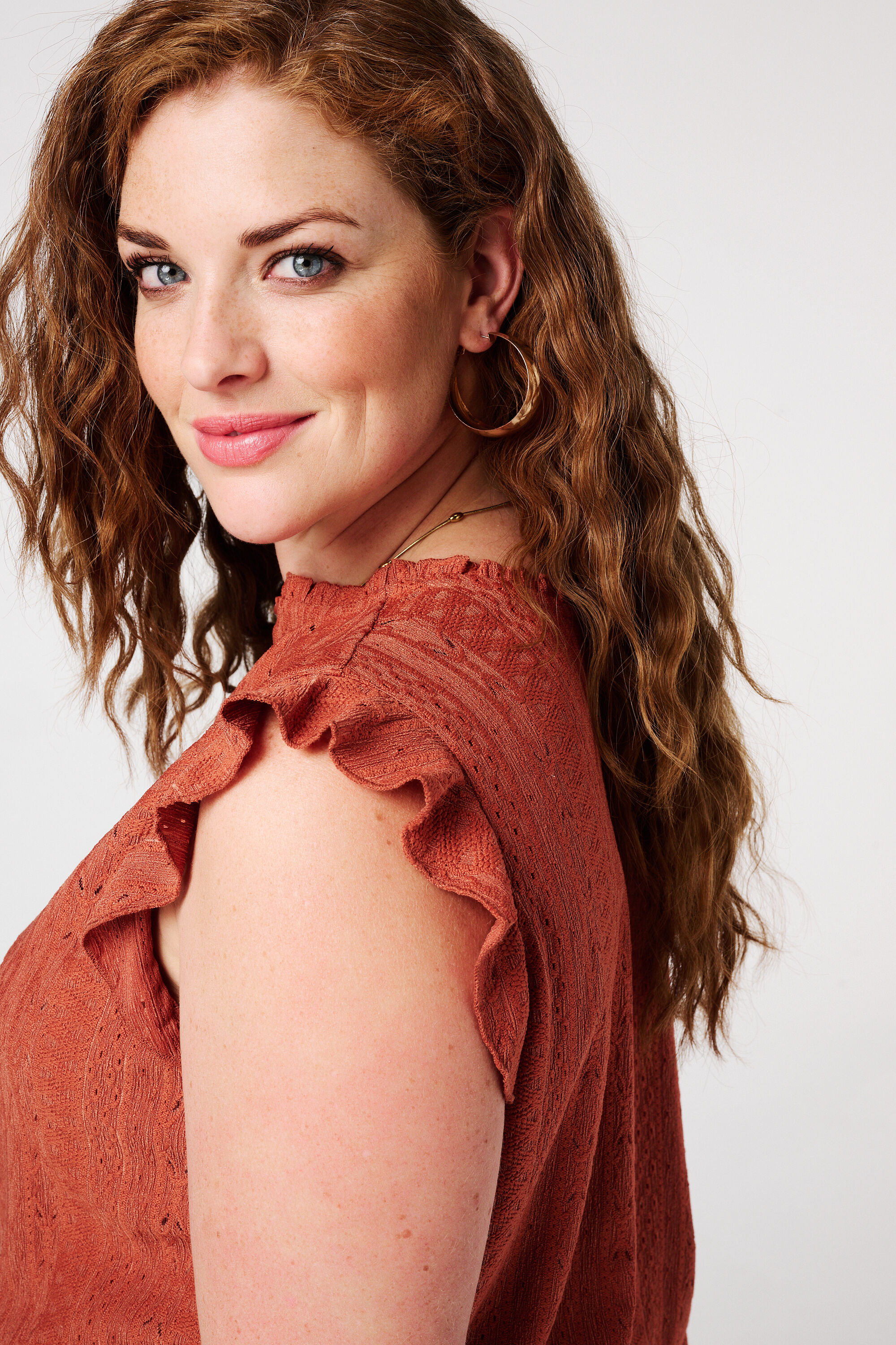 Haut brod&eacute; avec volants image number 4