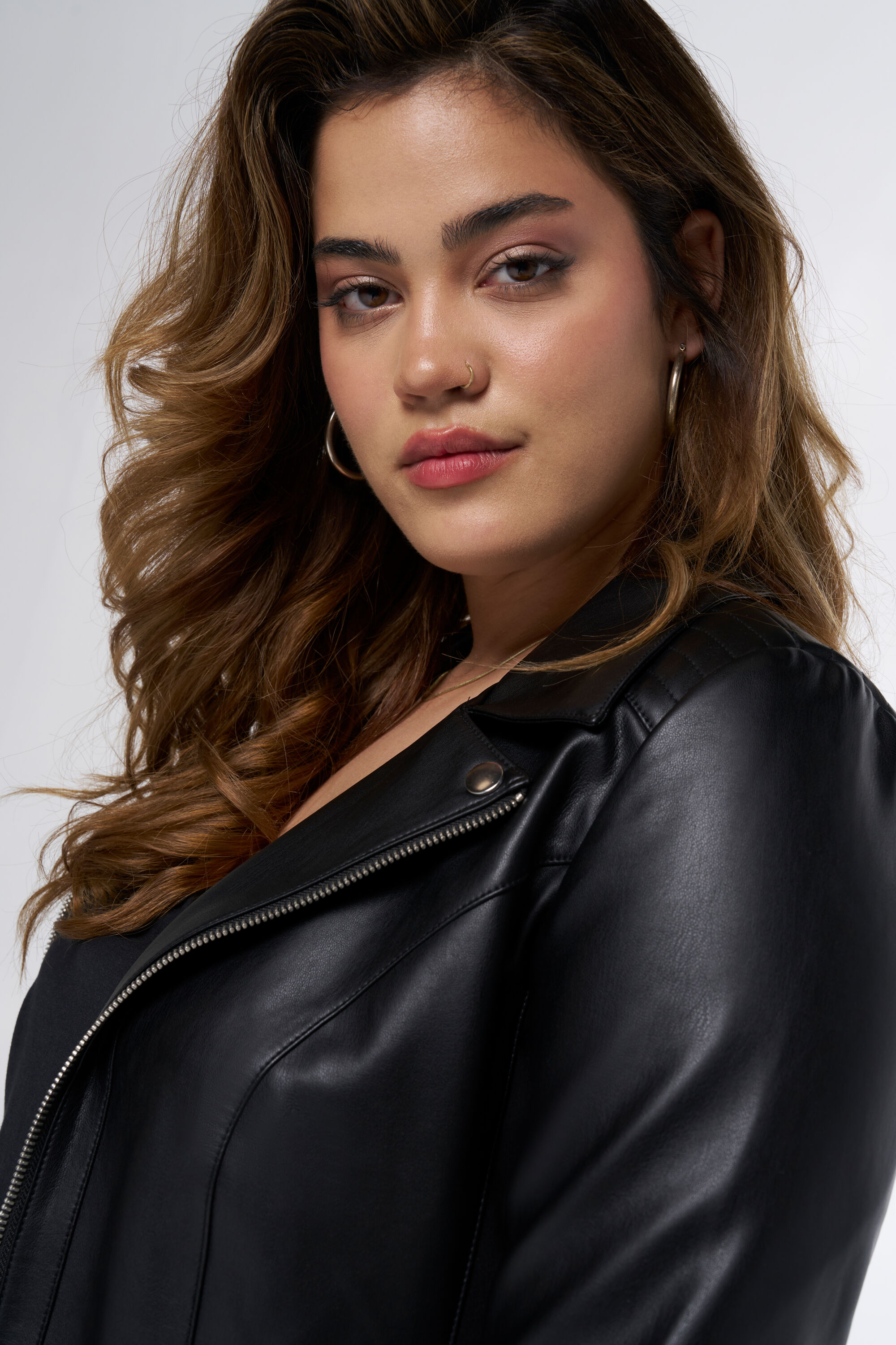 Veste &eacute;l&eacute;gante en cuir orn&eacute;e de d&eacute;tails argent&eacute;s image number 4