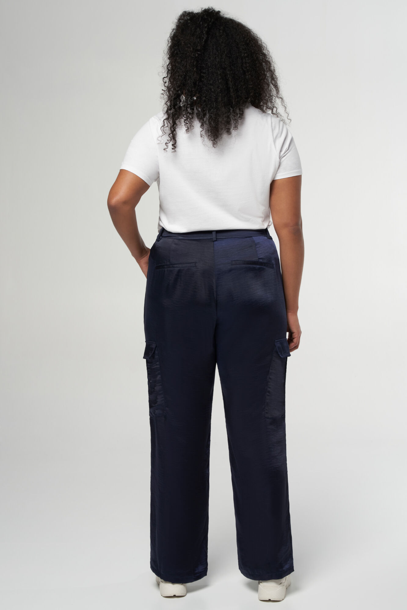Satijnen look pantalon met cargo zakken image number 3