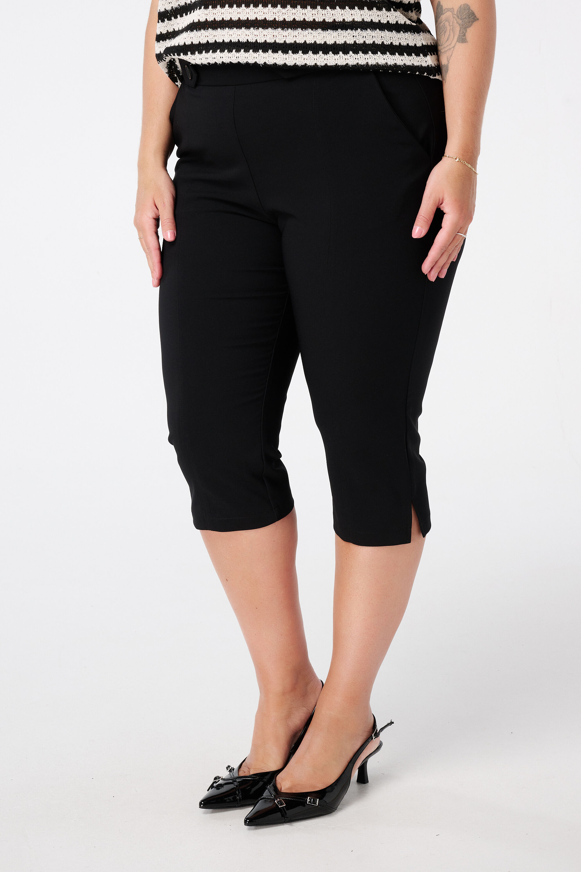 Pantacourt avec strass et fente image number 5