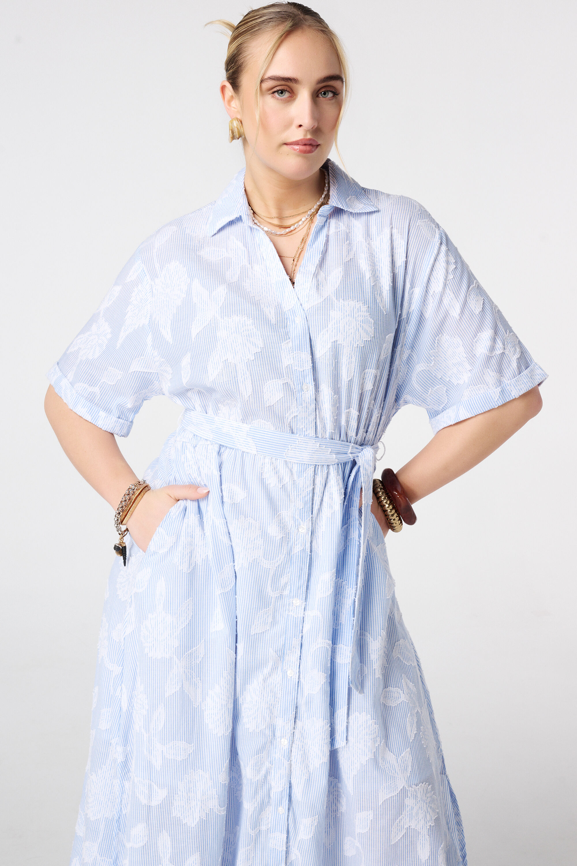 Robe ray&eacute;e &agrave; motif floral image number 4