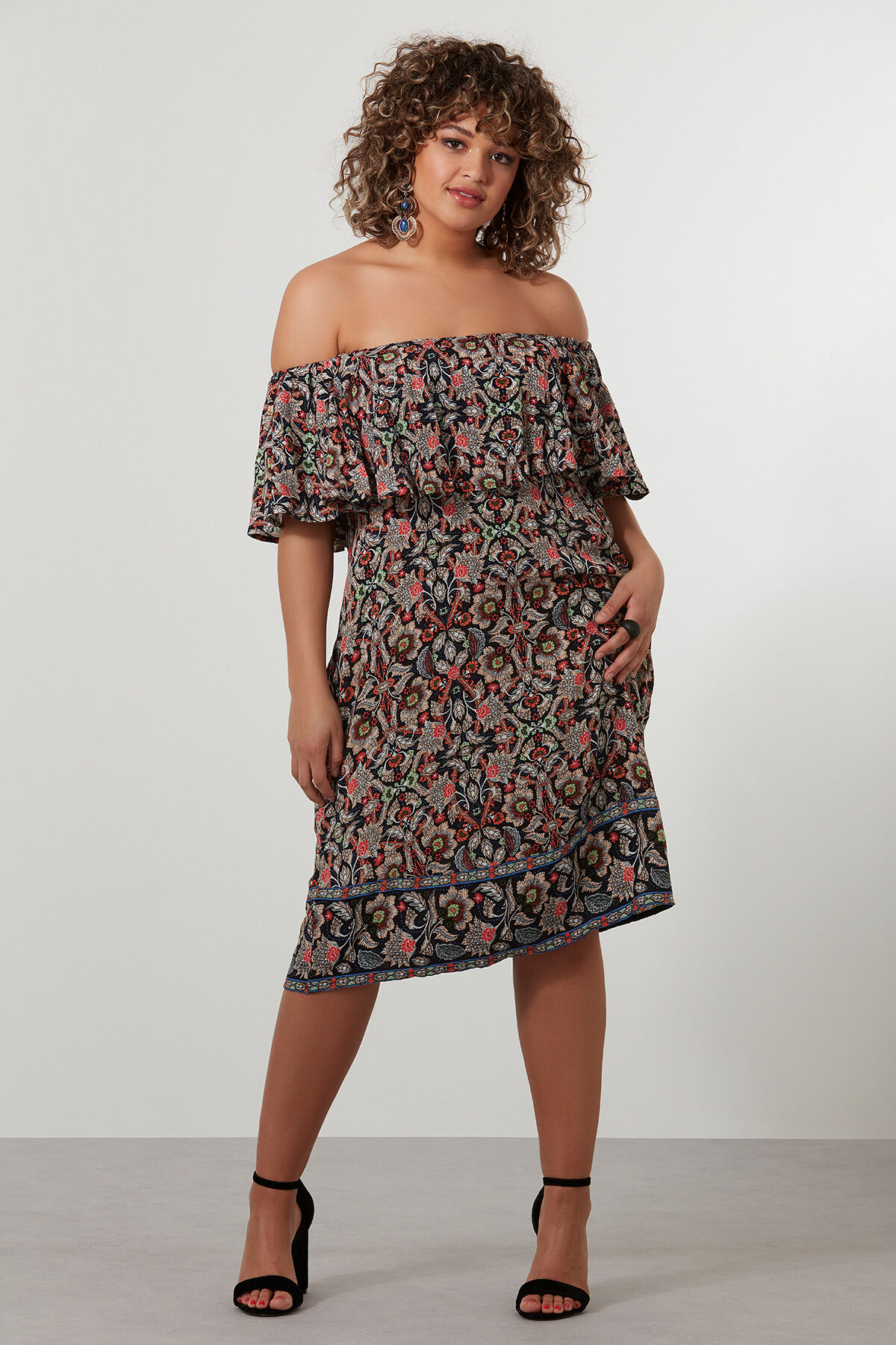 Robe &agrave; volant laissant para&icirc;tre les &eacute;paules image number 4