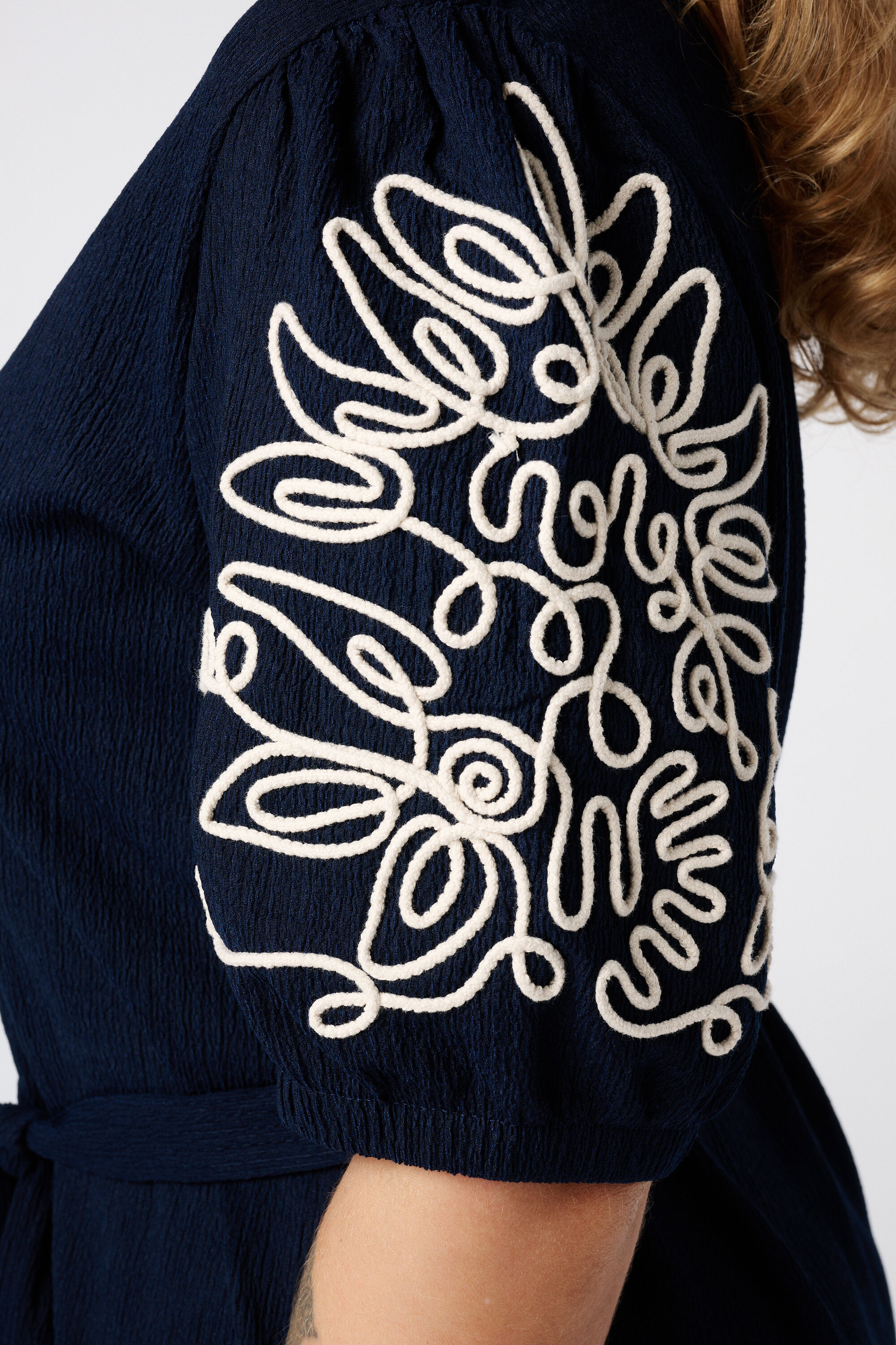 Jurk met details op de mouwen image number 6