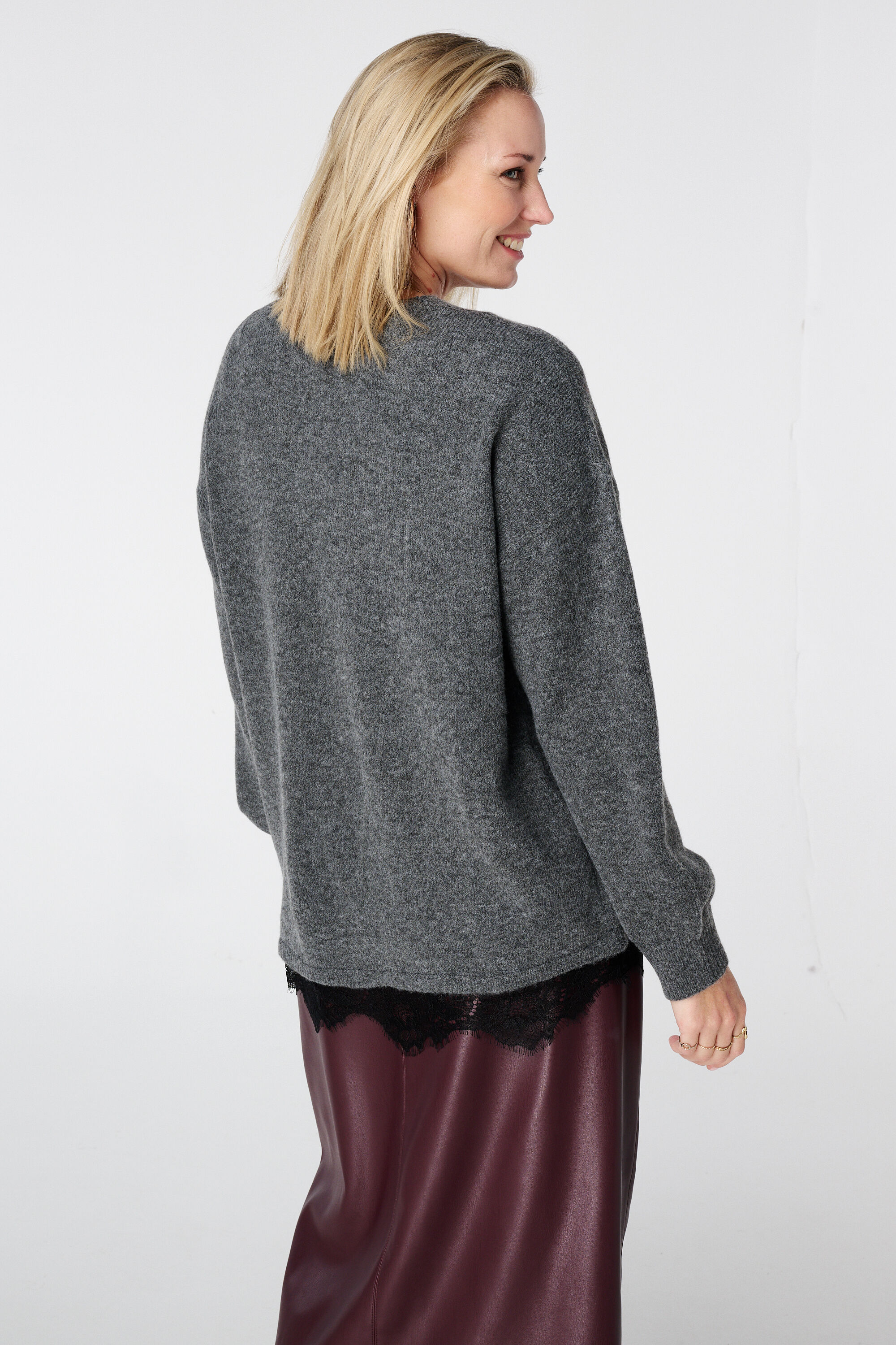 Trui met V-hals en kanten onderkant image number 3