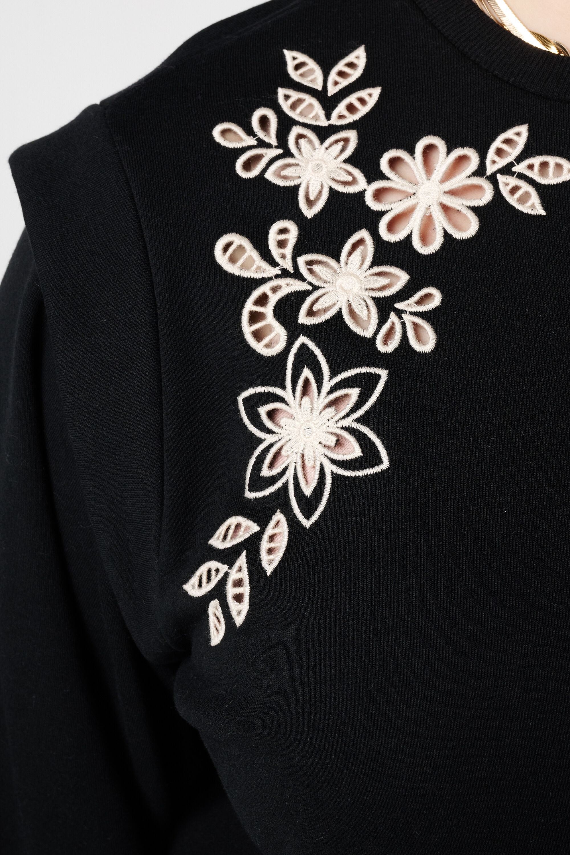 Sweater met opengewerkt borduursel image number 6