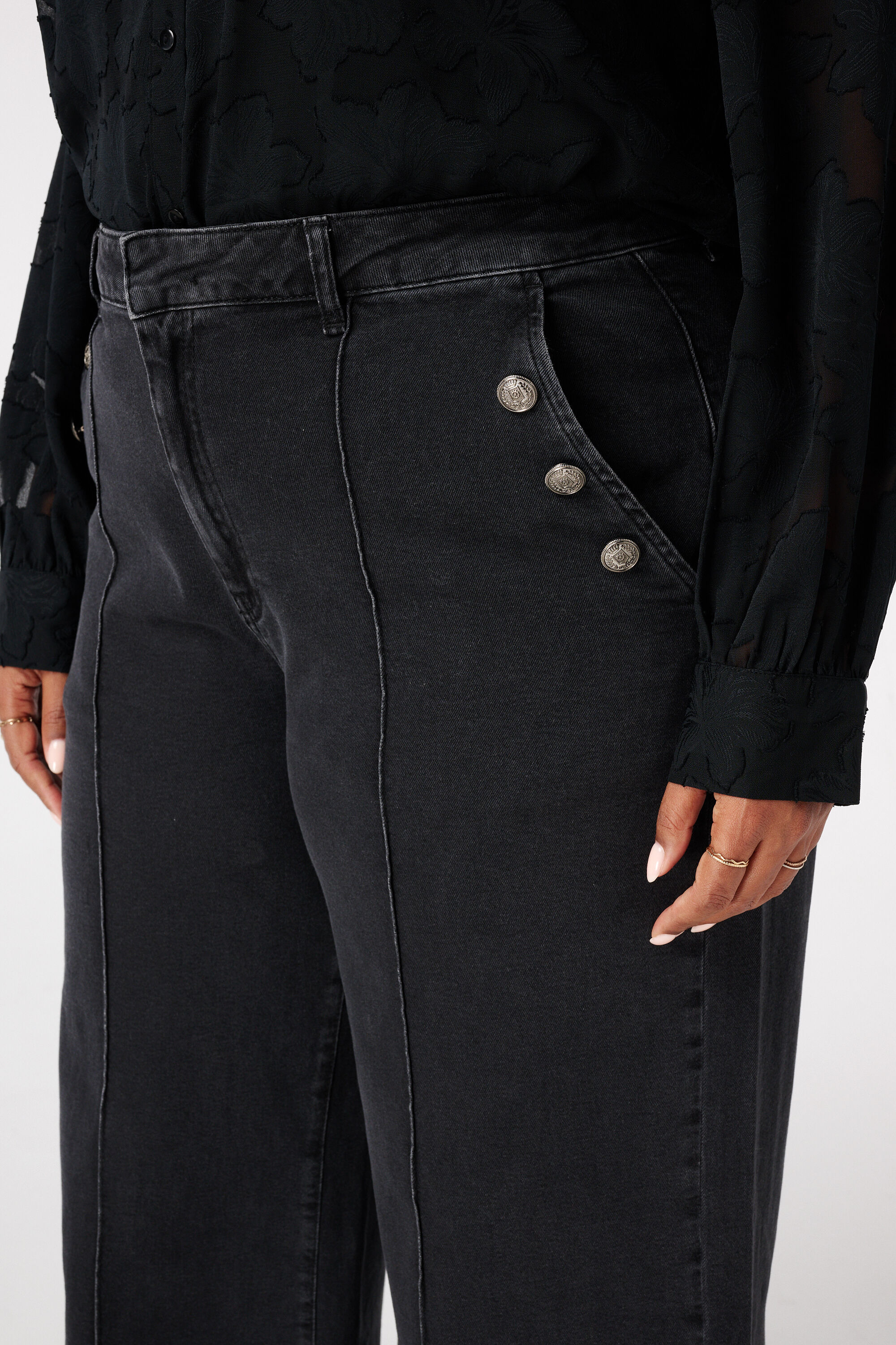 Wide leg jeans met sierknopen image number 4