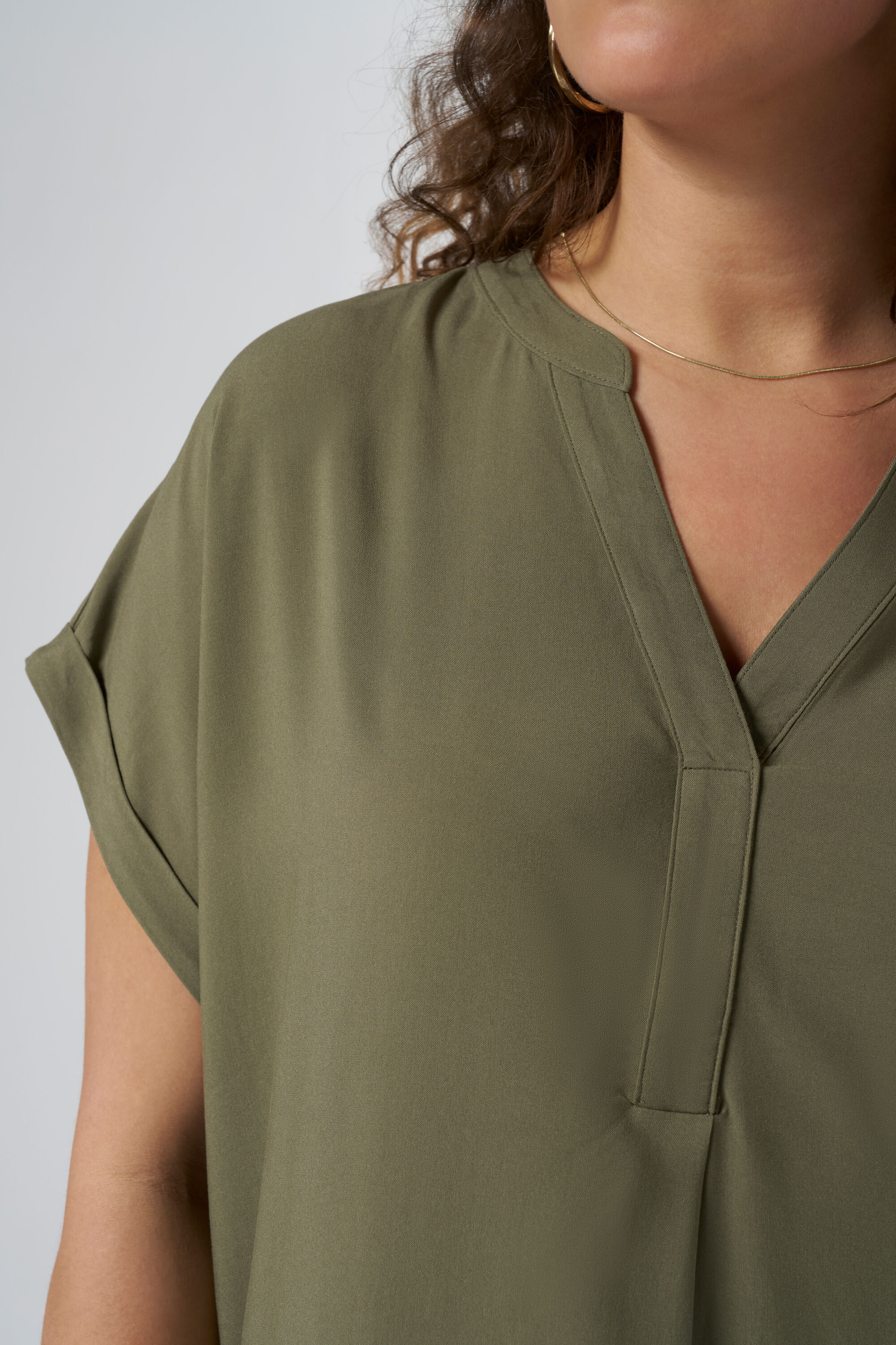 Ruimvallende jurk met v-hals image number 4