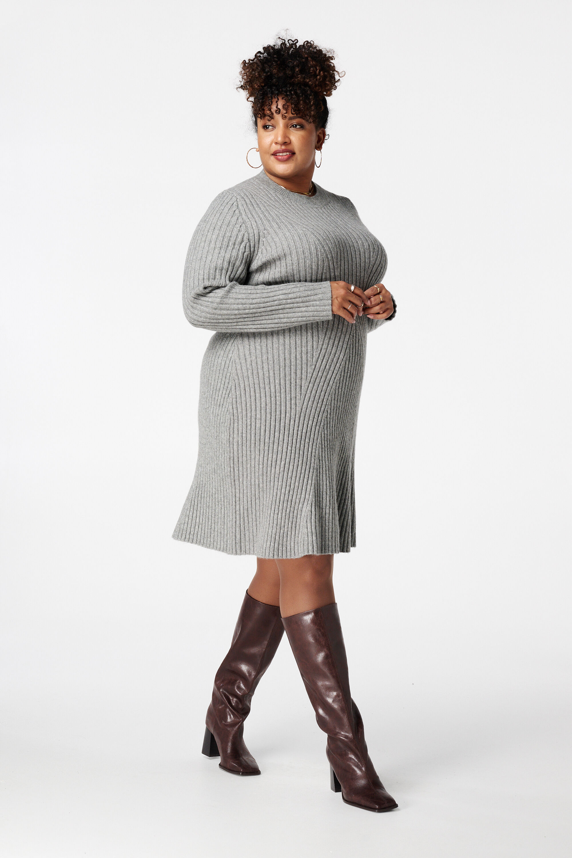 Robe ajust&eacute;e et &eacute;vas&eacute;e en maille