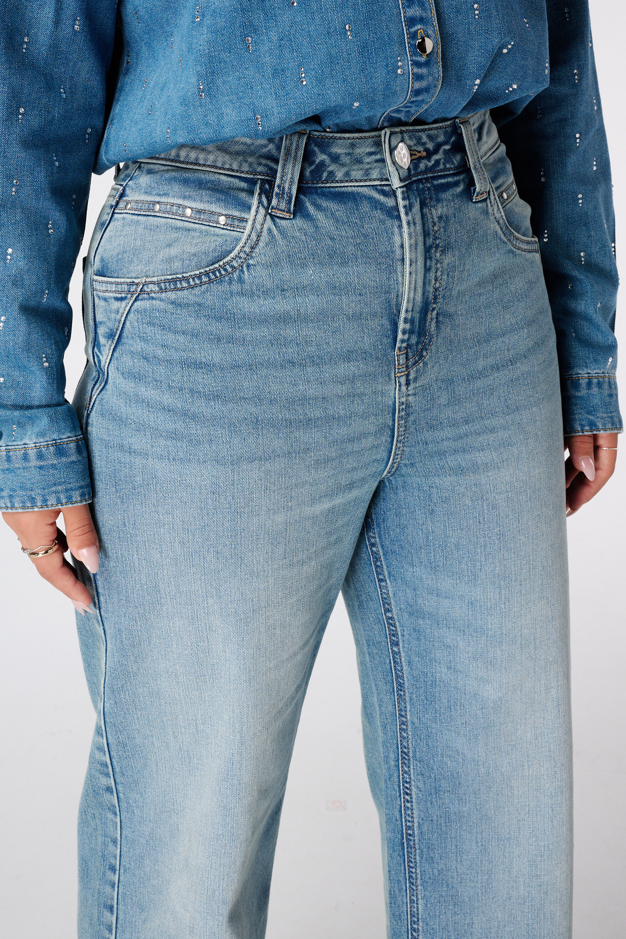 Straight leg jeans met studs image number 4