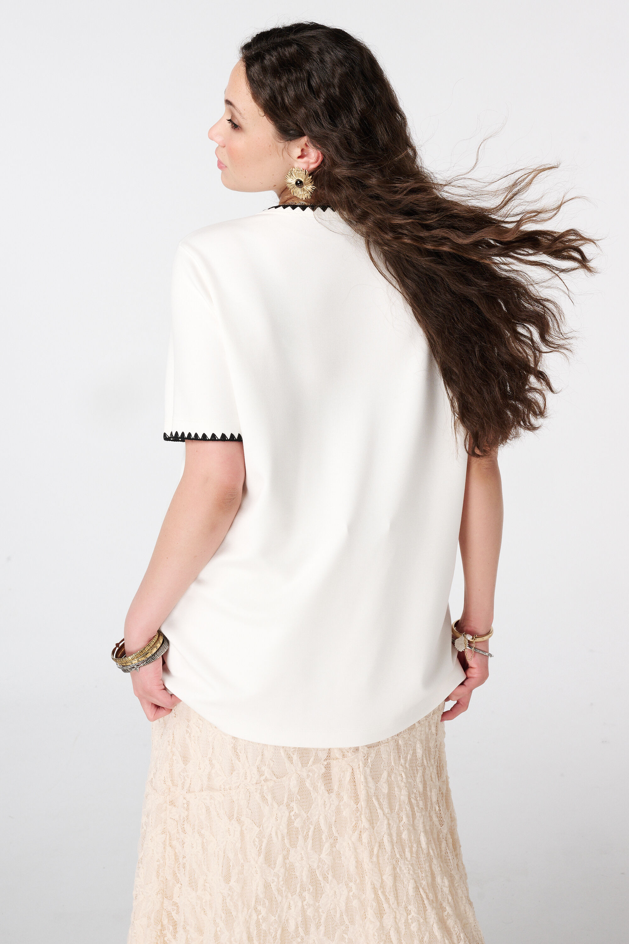 T-shirt avec finitions d&eacute;coratives image number 3