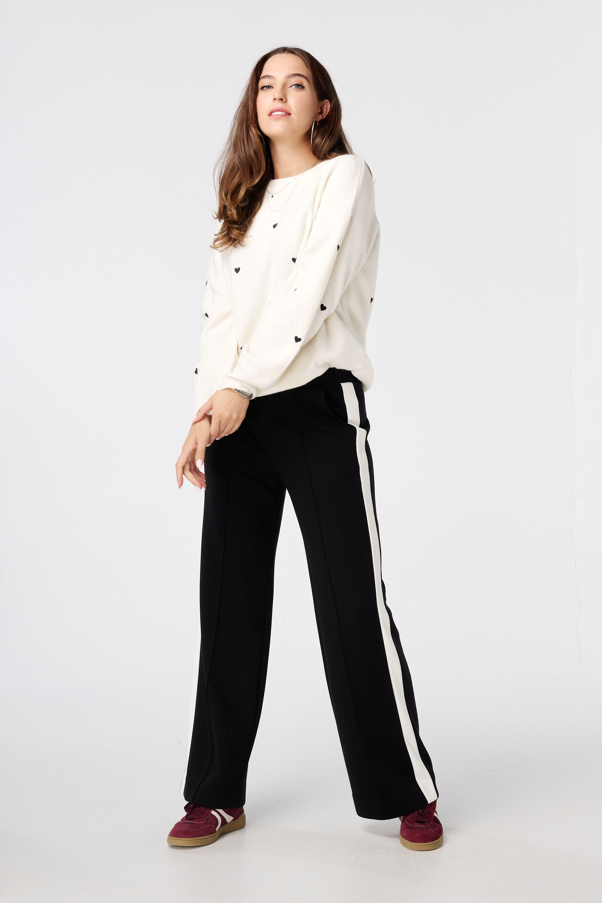 Fijn gebreide trui met geborduurde hartjes image number 5