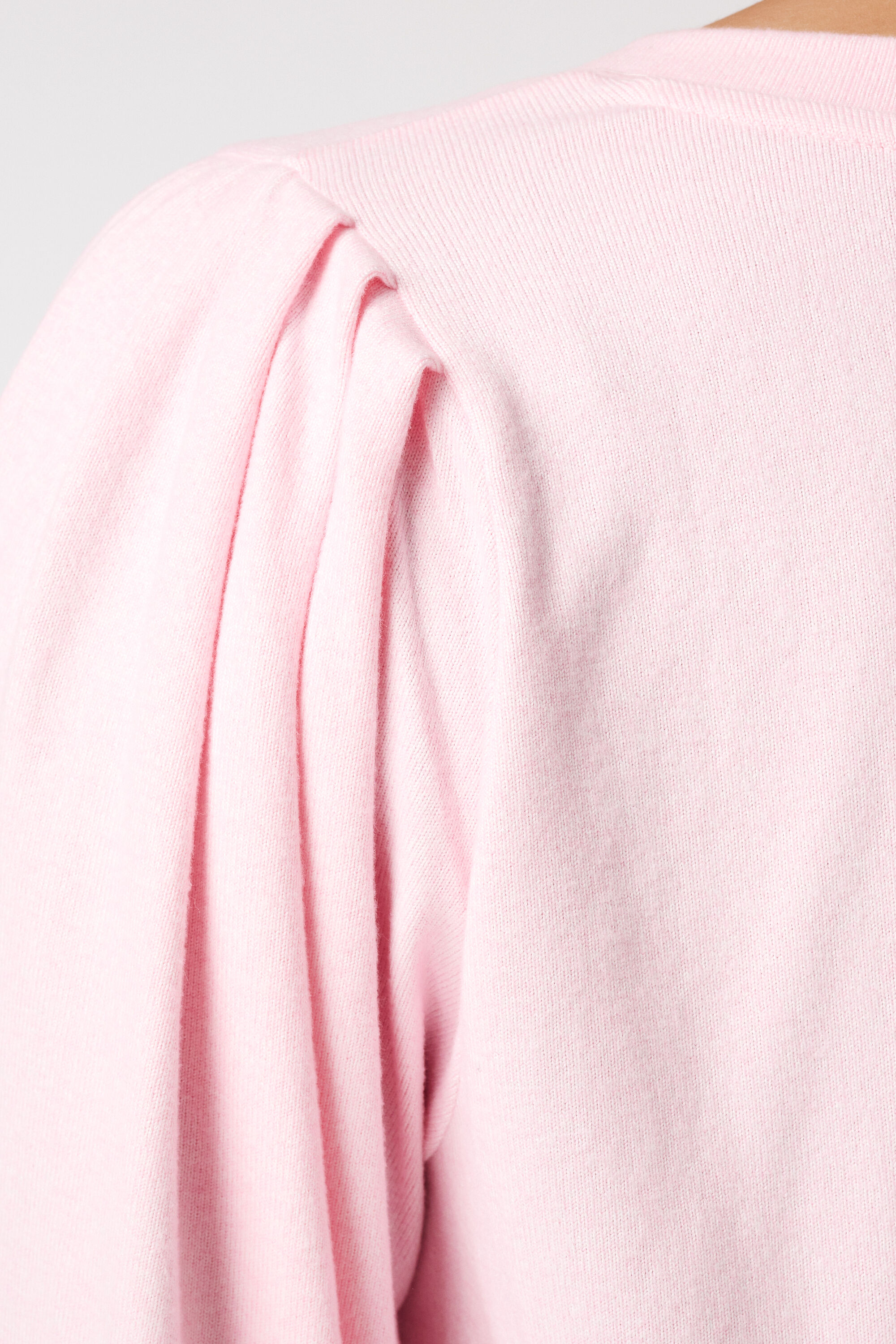 Fijn gebreide trui met pofmouwen image number 6