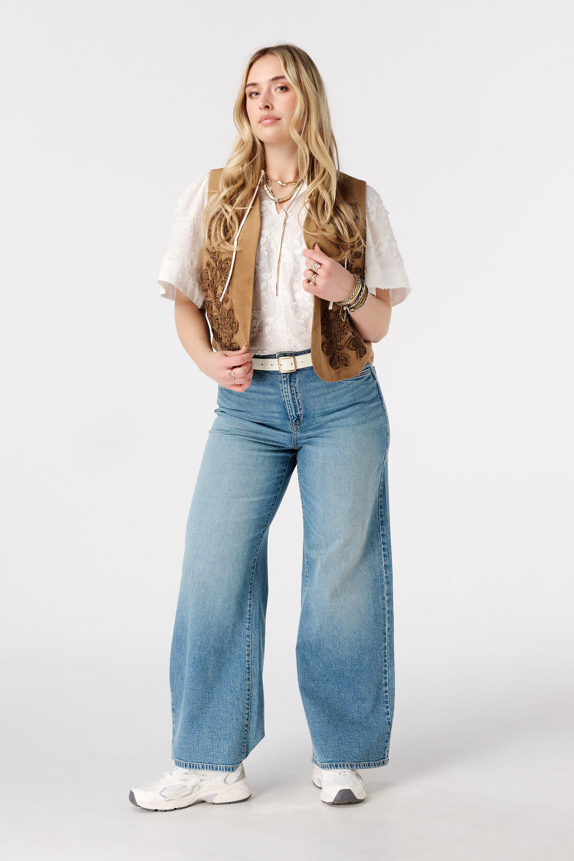 Gilet en su&eacute;dine avec broderie image number 5