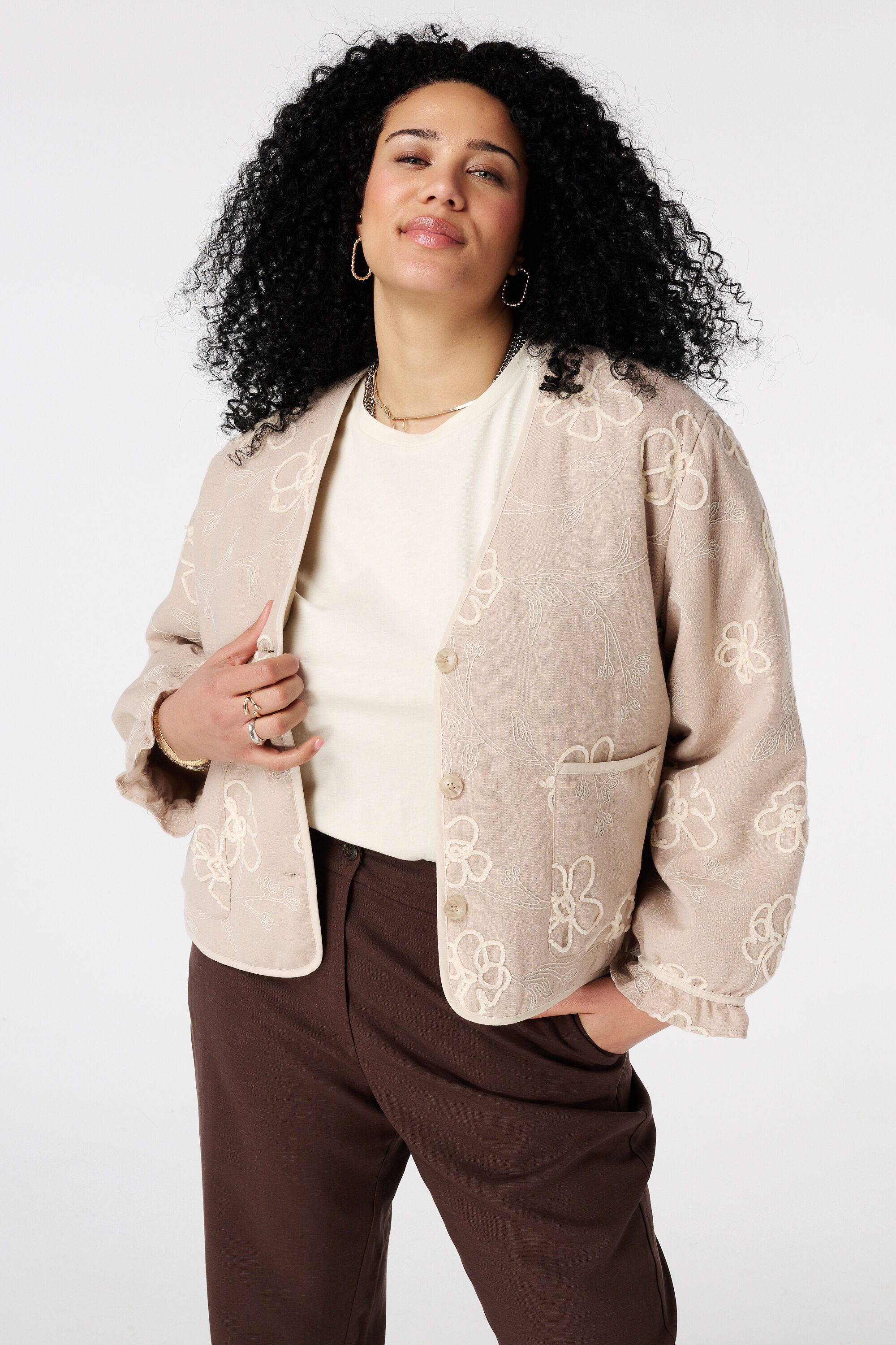 Jasje met geborduurde bloemen