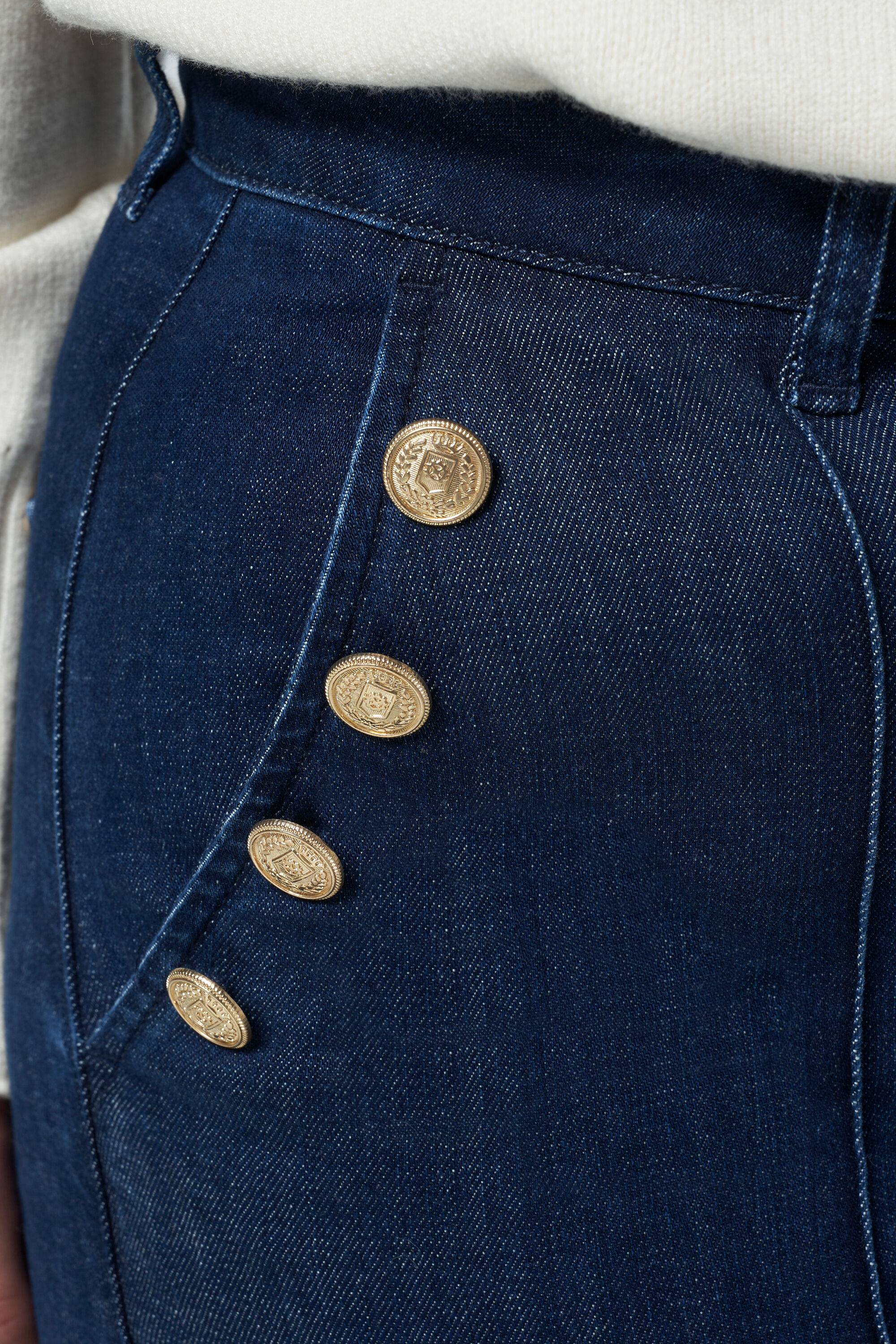 Jean &agrave; jambes larges avec boutons dor&eacute;s image number 4