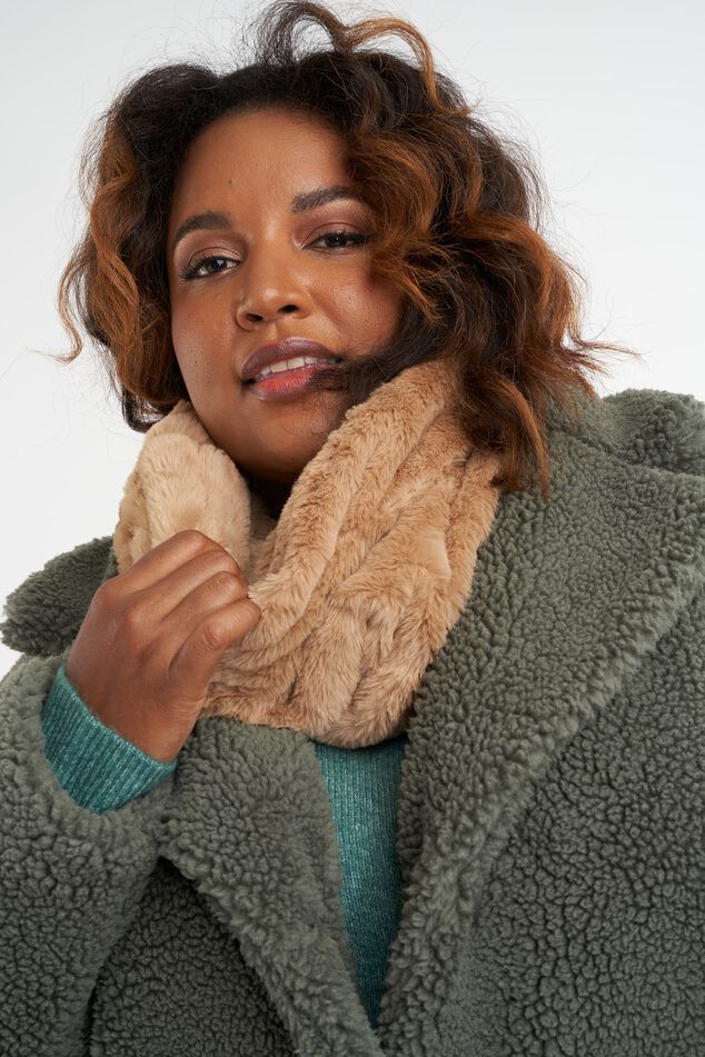 Col roulé avec fausse fourrure image number 2