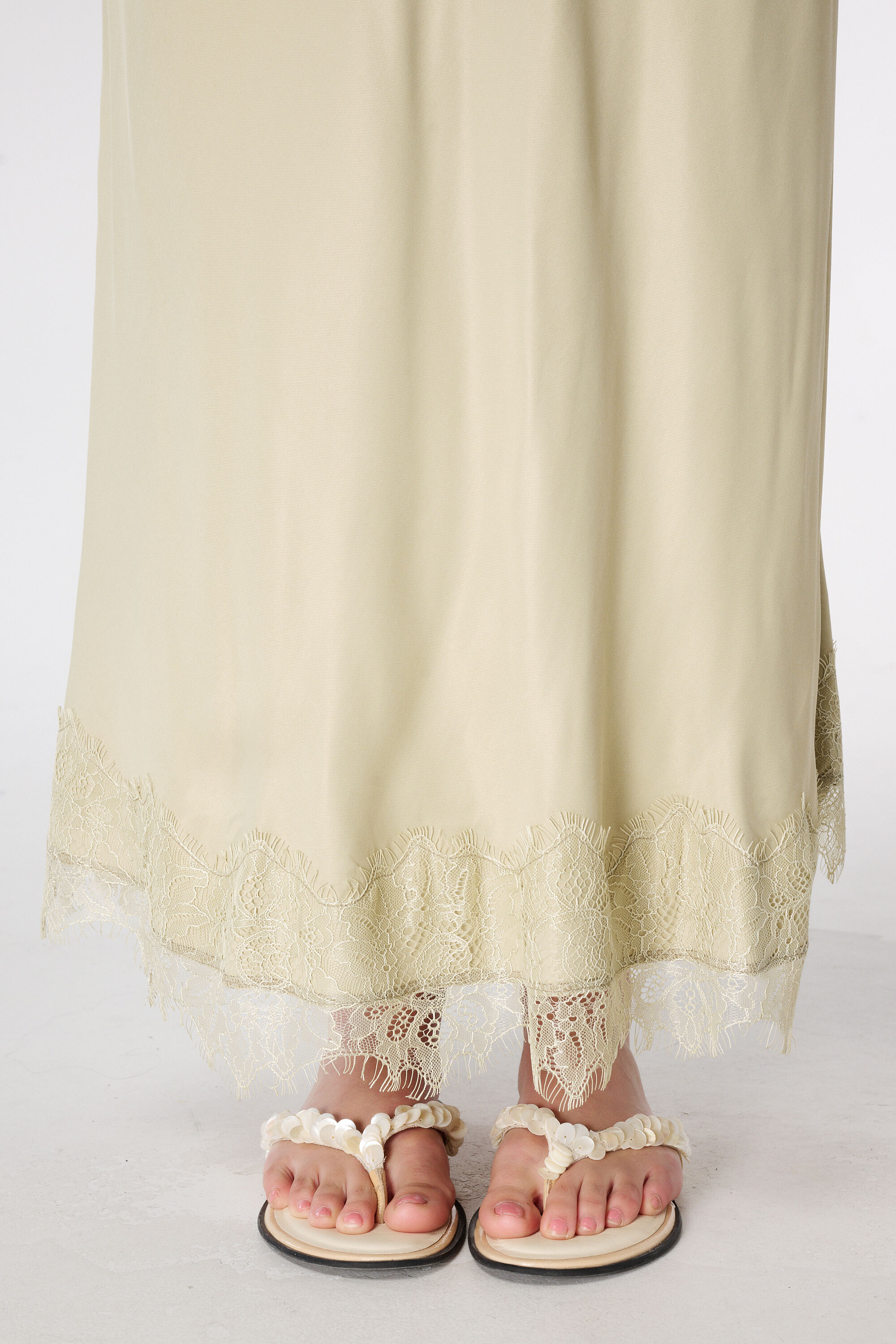 Jupe midi satin&eacute;e avec dentelle image number 4