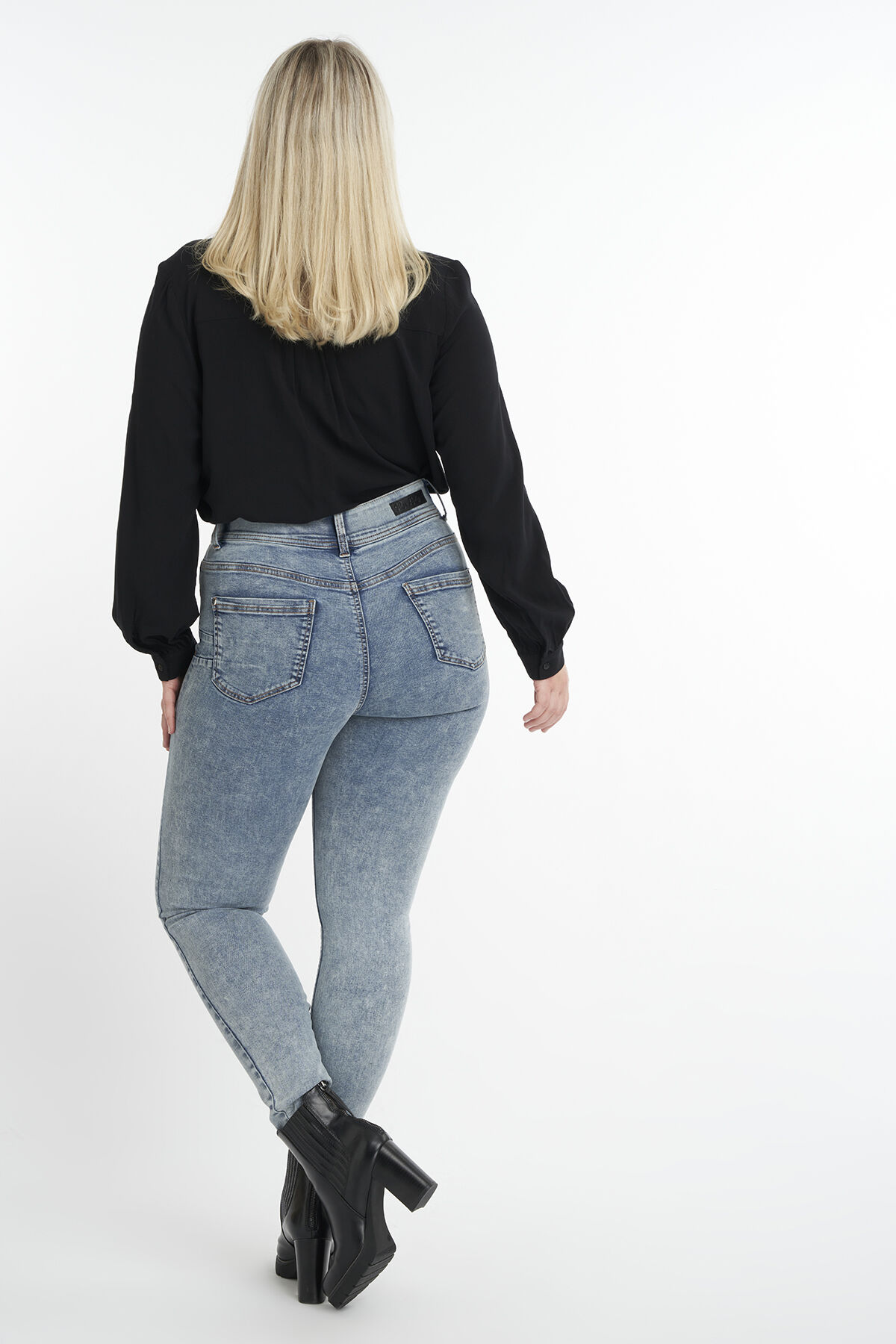 Shaping Skinny Jeans SCULPTS image number 3