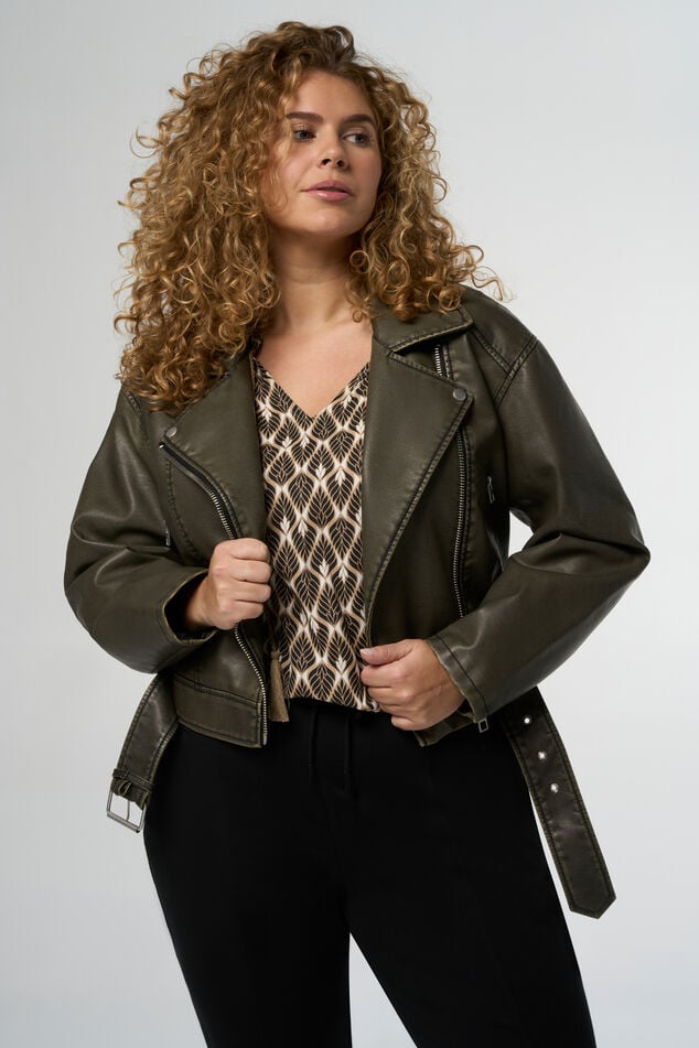 Une veste de style biker oversized au look en cuir image number 6