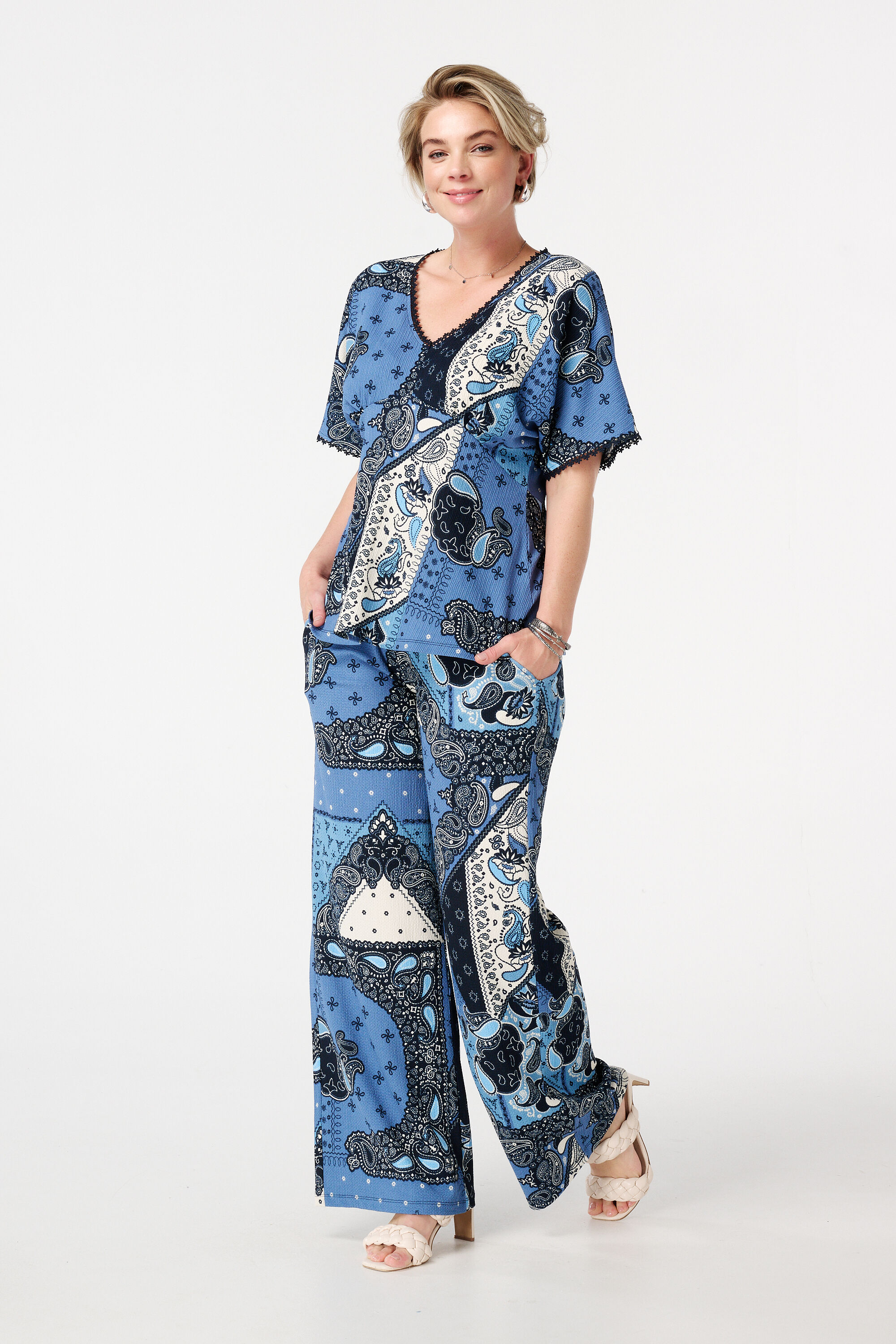 Top met print en subtiele details image number 5