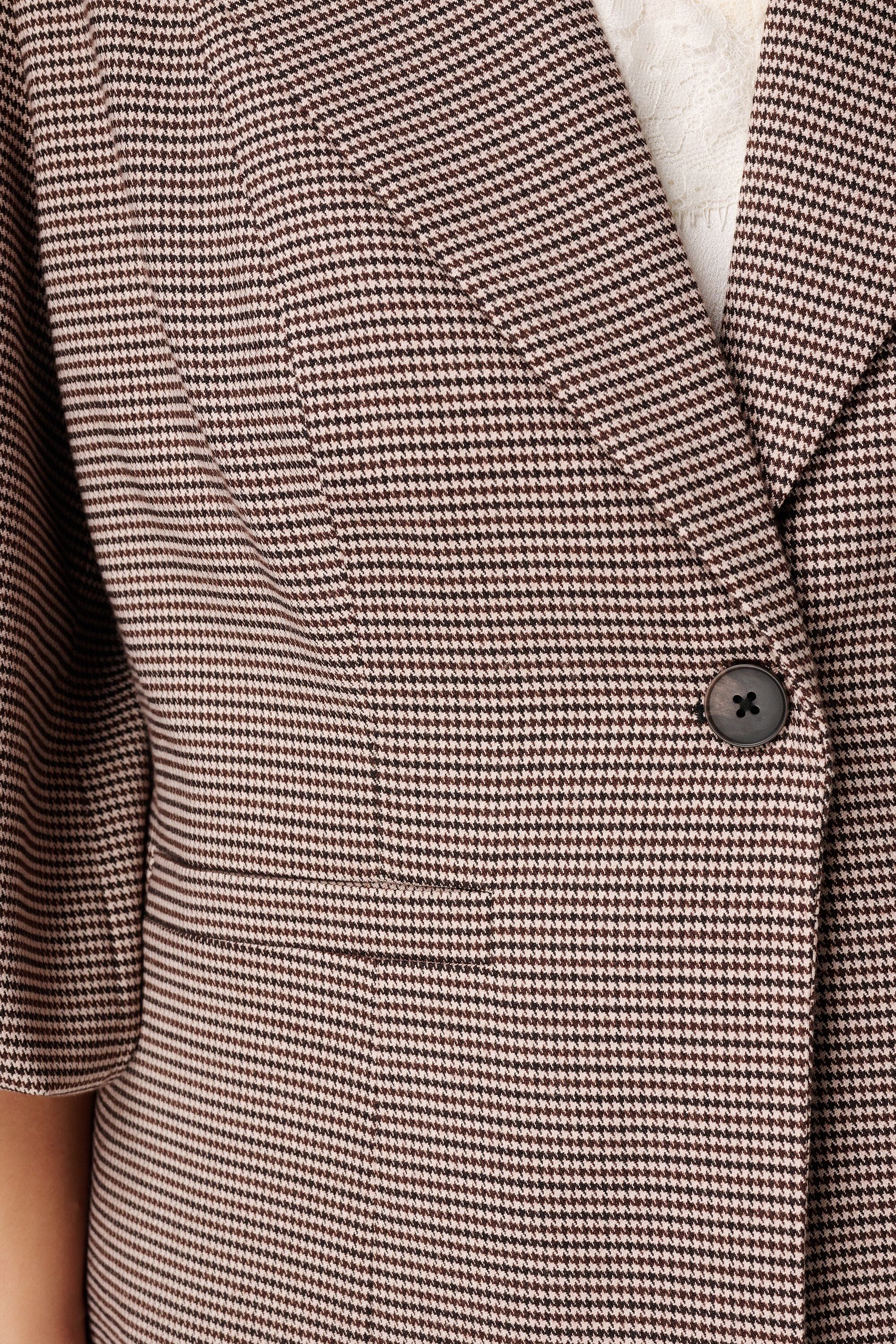 Blazer &agrave; carreaux avec manches bouffantes image number 4