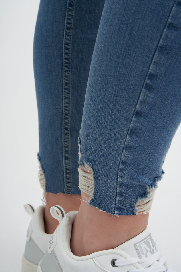 Jeans met destroyed detail image number 4