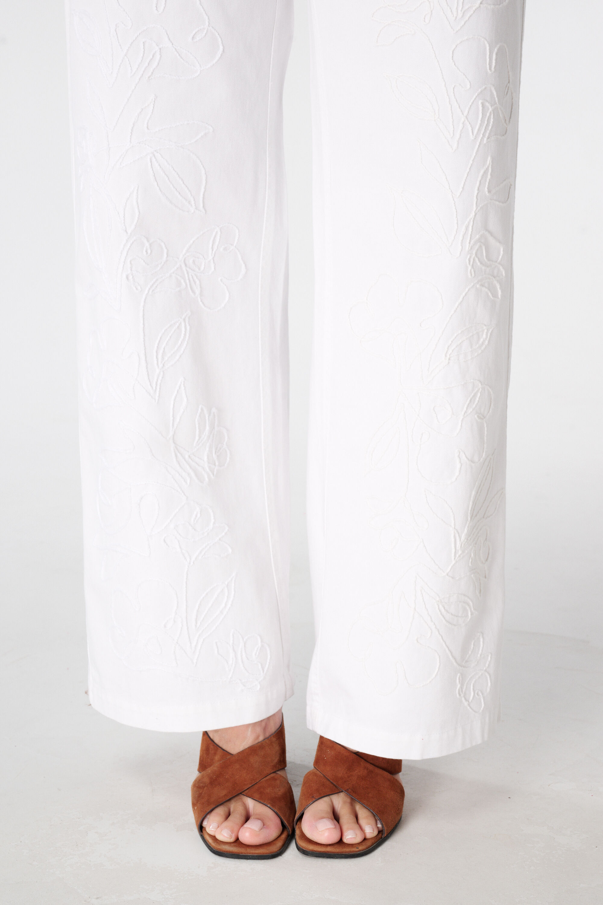 Jean wide leg avec broderie image number 4