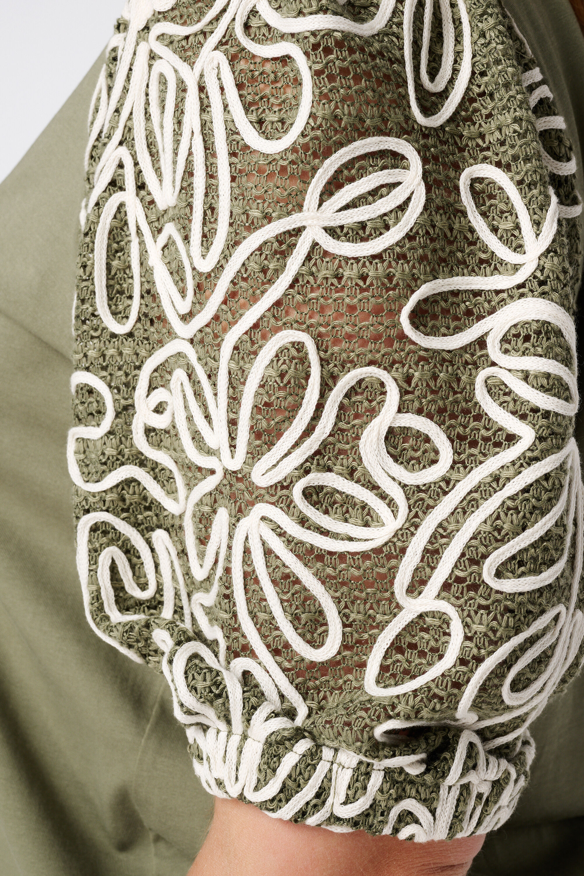 T-shirt met geborduurde mouwen image number 6