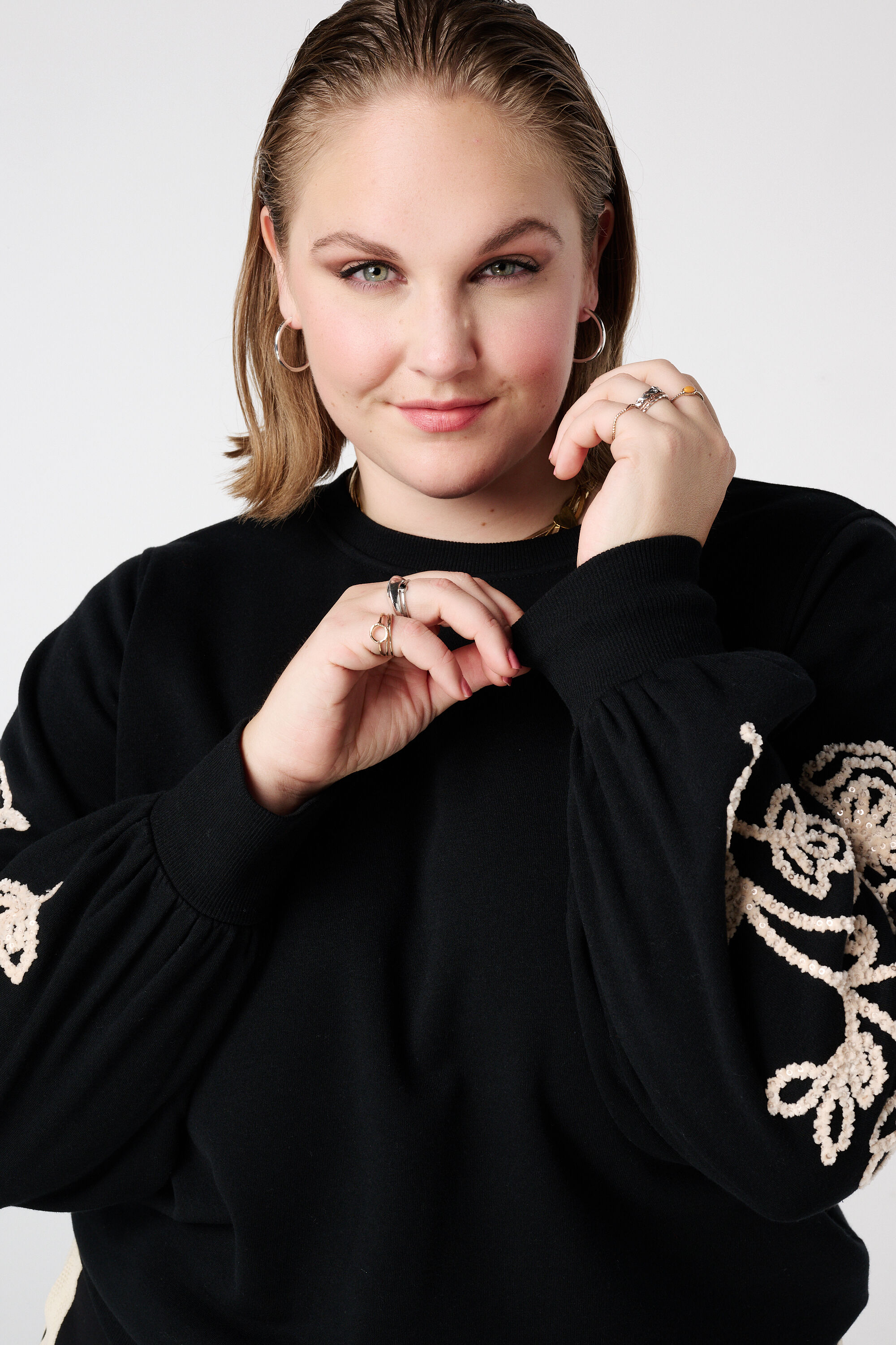 Pull avec broderies d&eacute;licates sur les manches image number 4