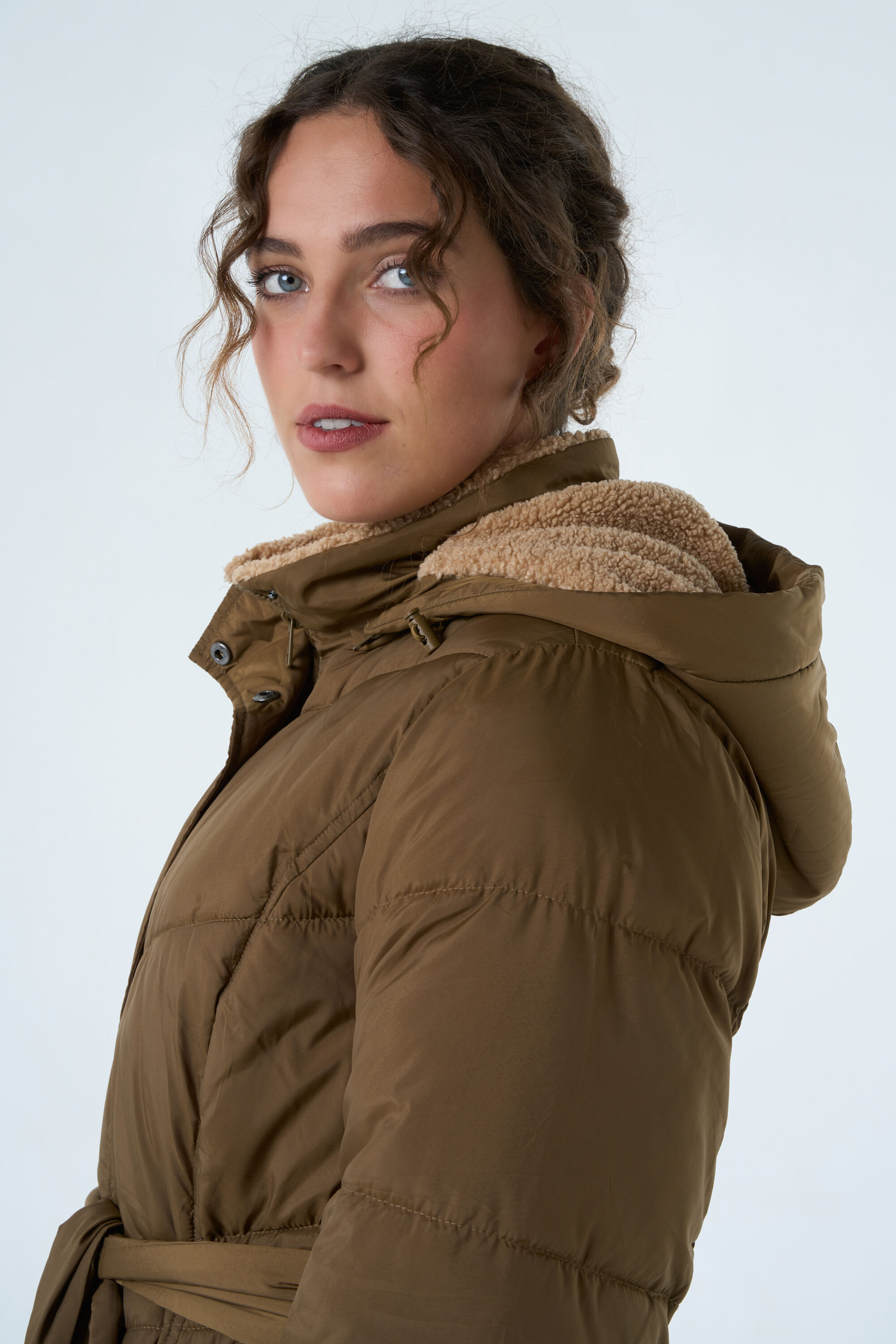 Lange gewatteerde jas met ceintuur image number 5