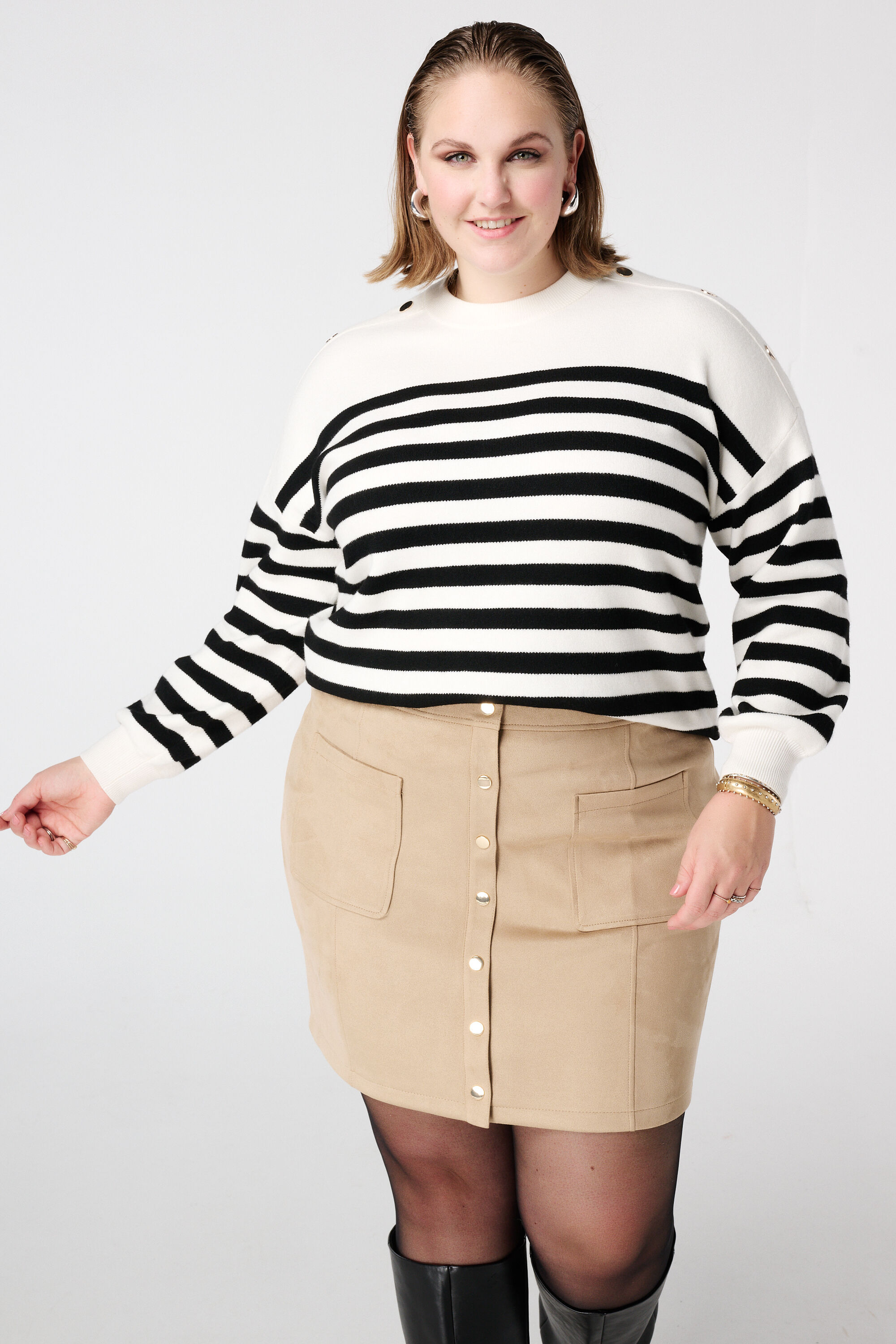 Pull ray&eacute; avec d&eacute;tails de boutons