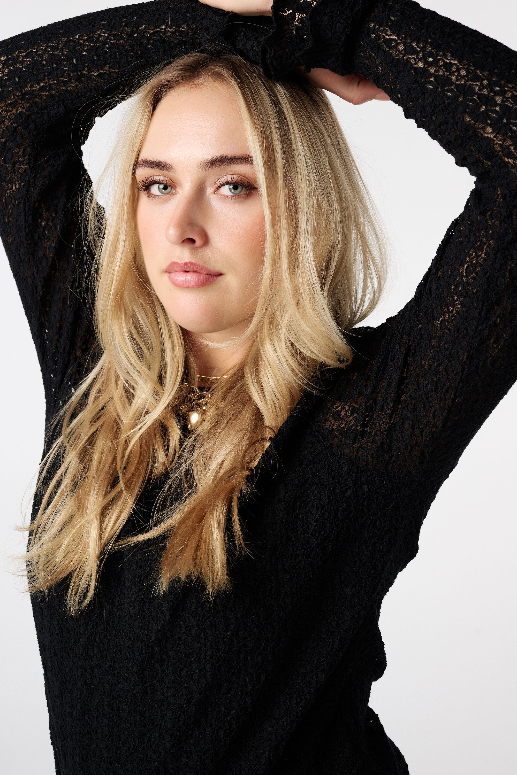 Top en dentelle avec manches &eacute;vas&eacute;es image number 4