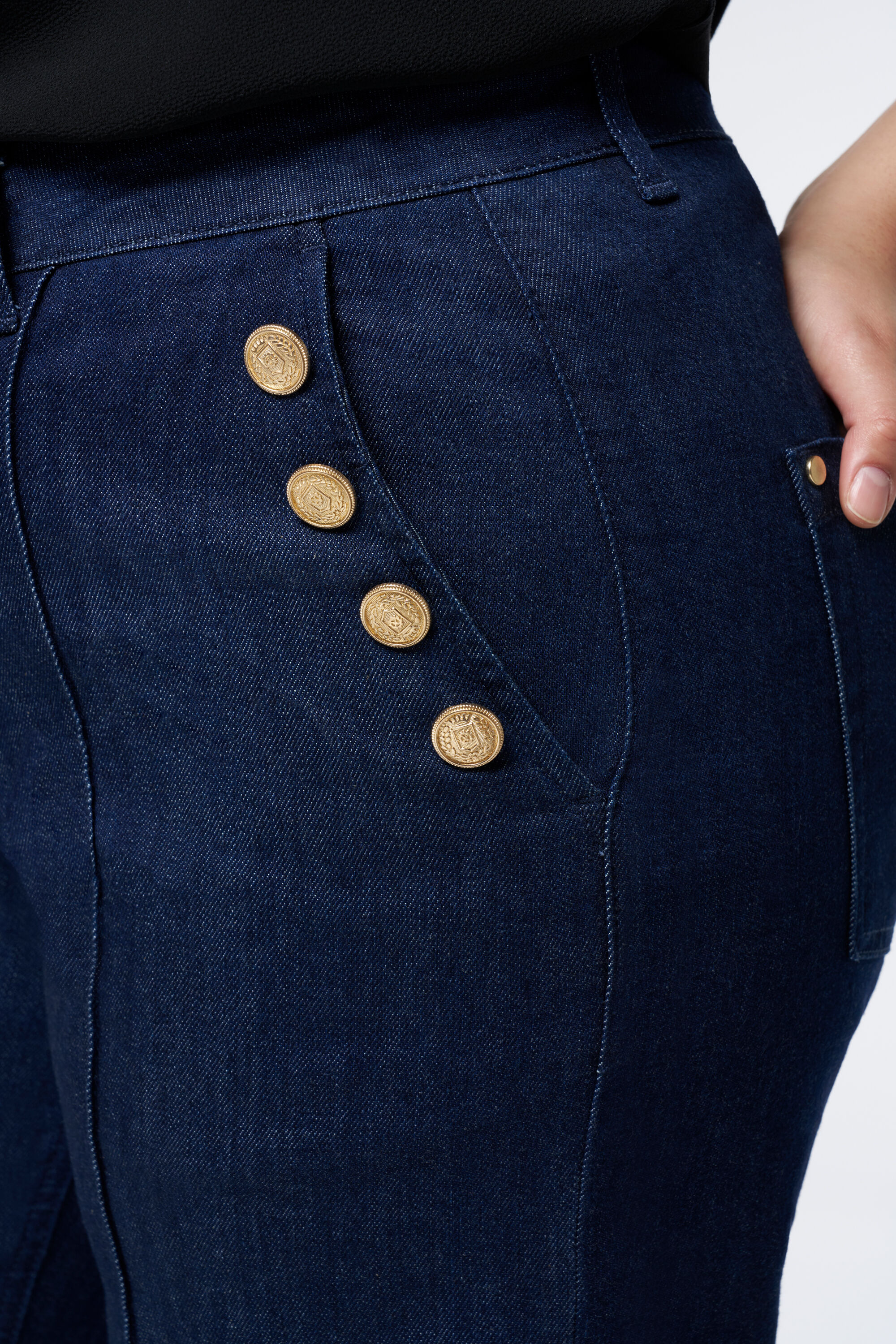 Pantalon en denim avec boutons dor&eacute;s image number 4