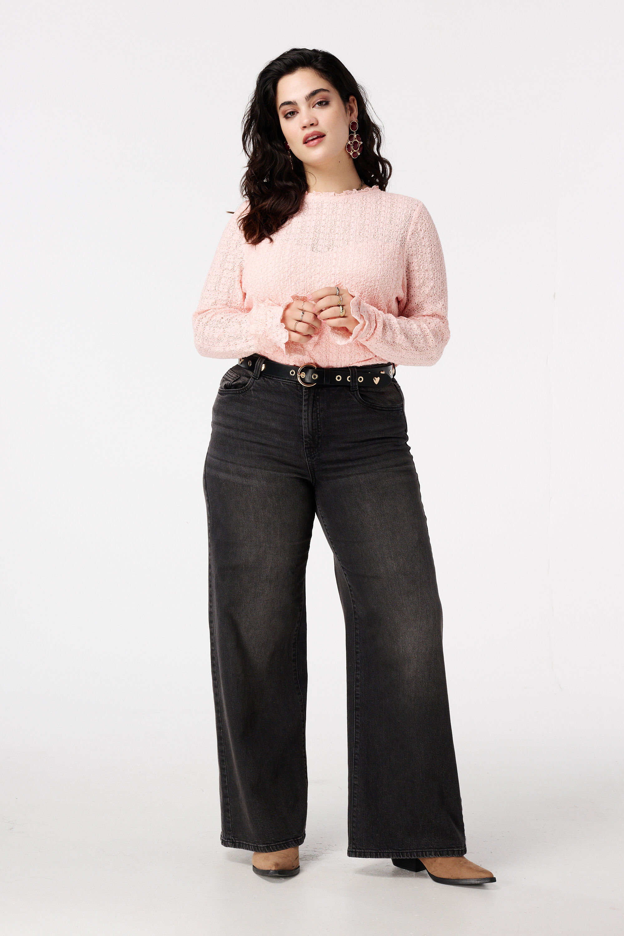 Top en dentelle avec manches &eacute;vas&eacute;es image number 5