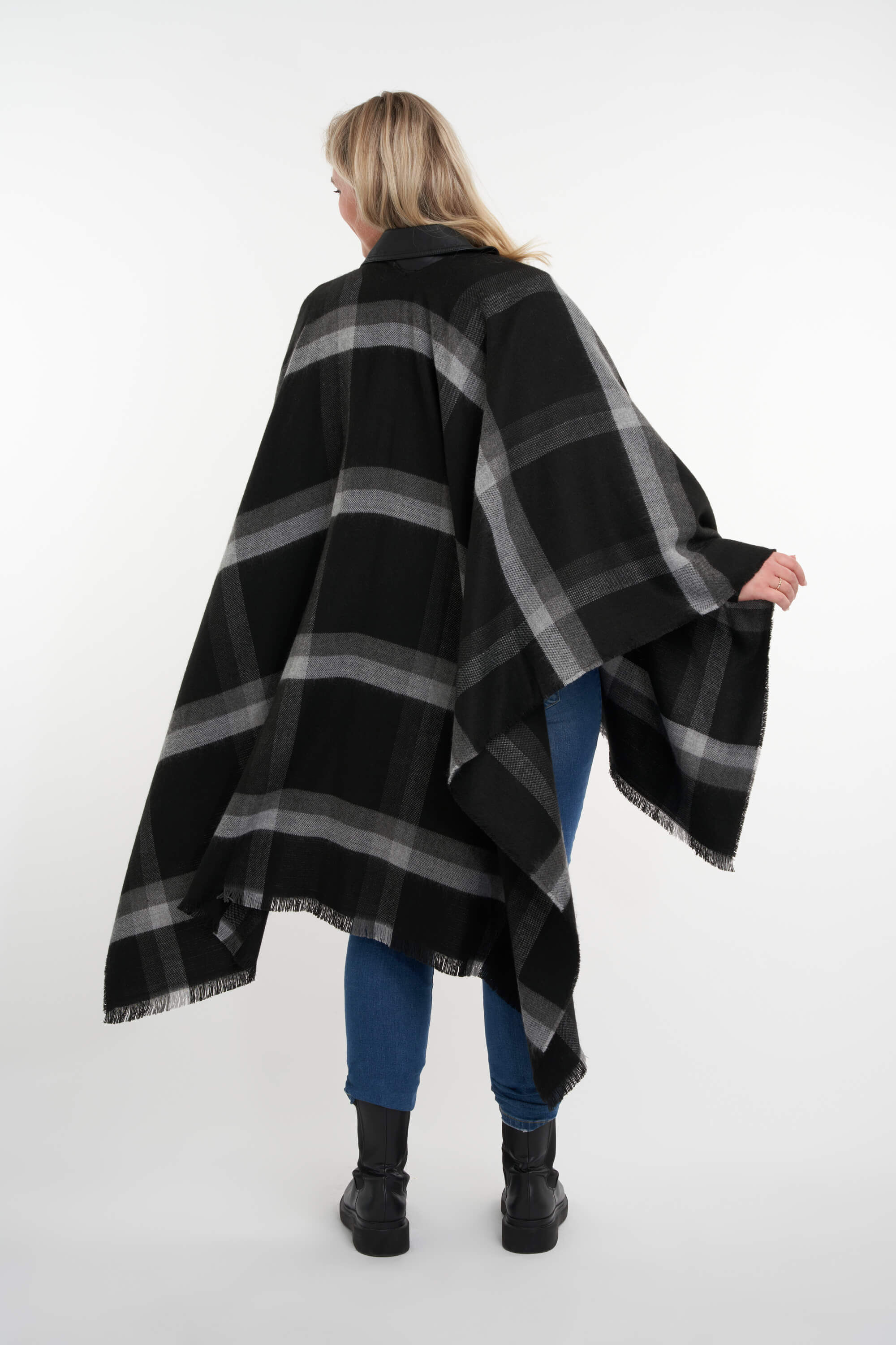 Poncho  image number 3