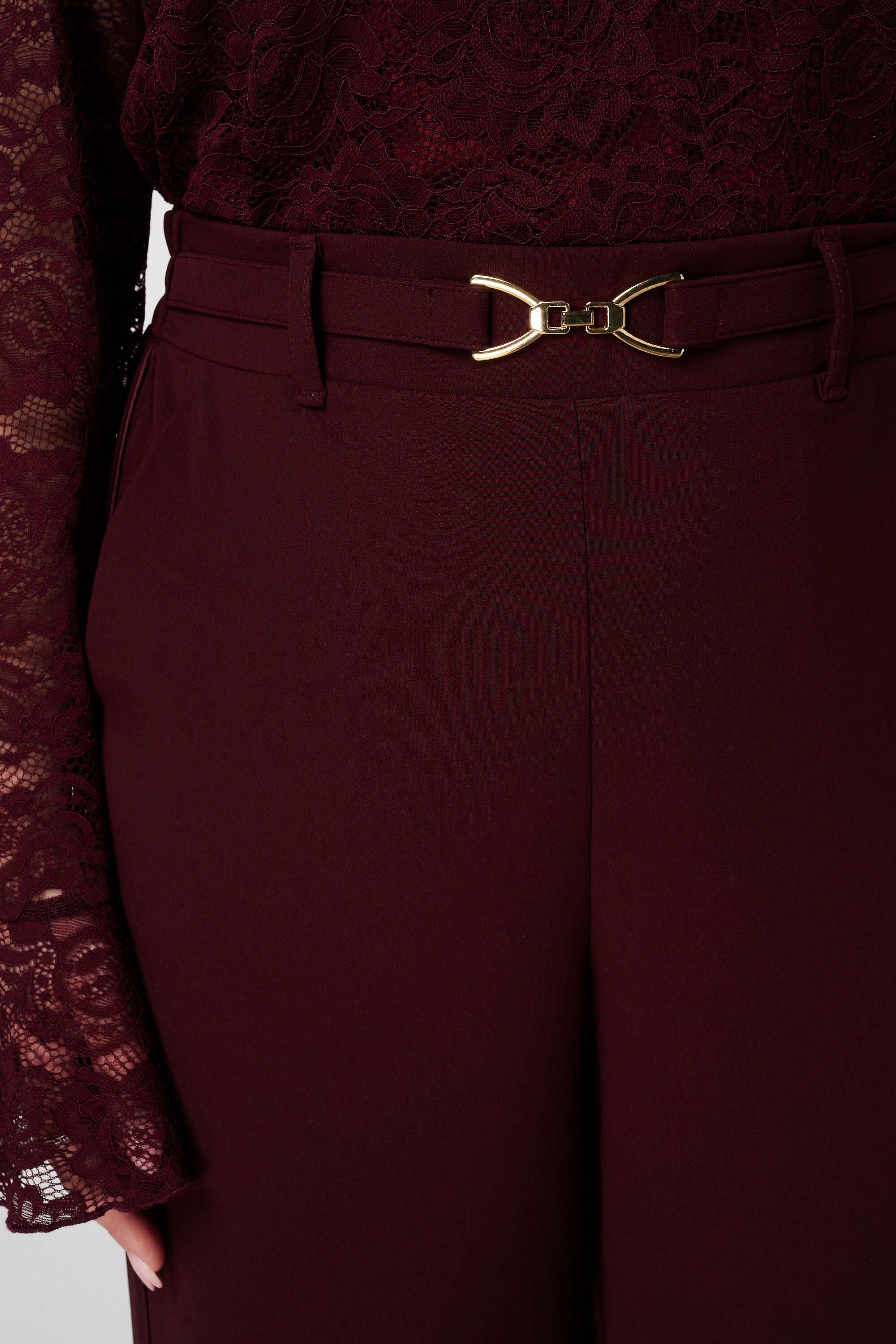 Pantalon avec boucle dor&eacute;e image number 4