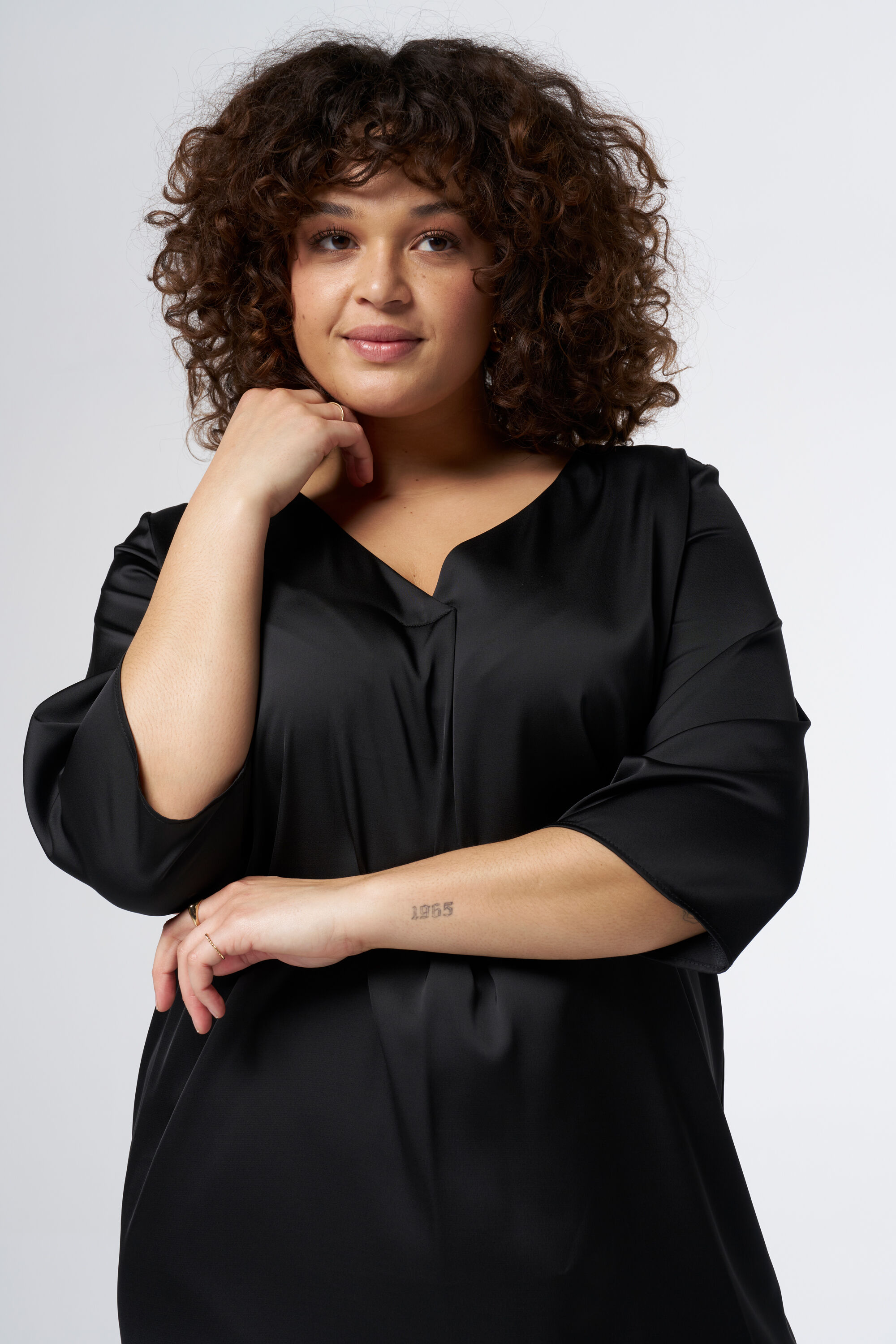 Rechtvallende jurk in satijn image number 5