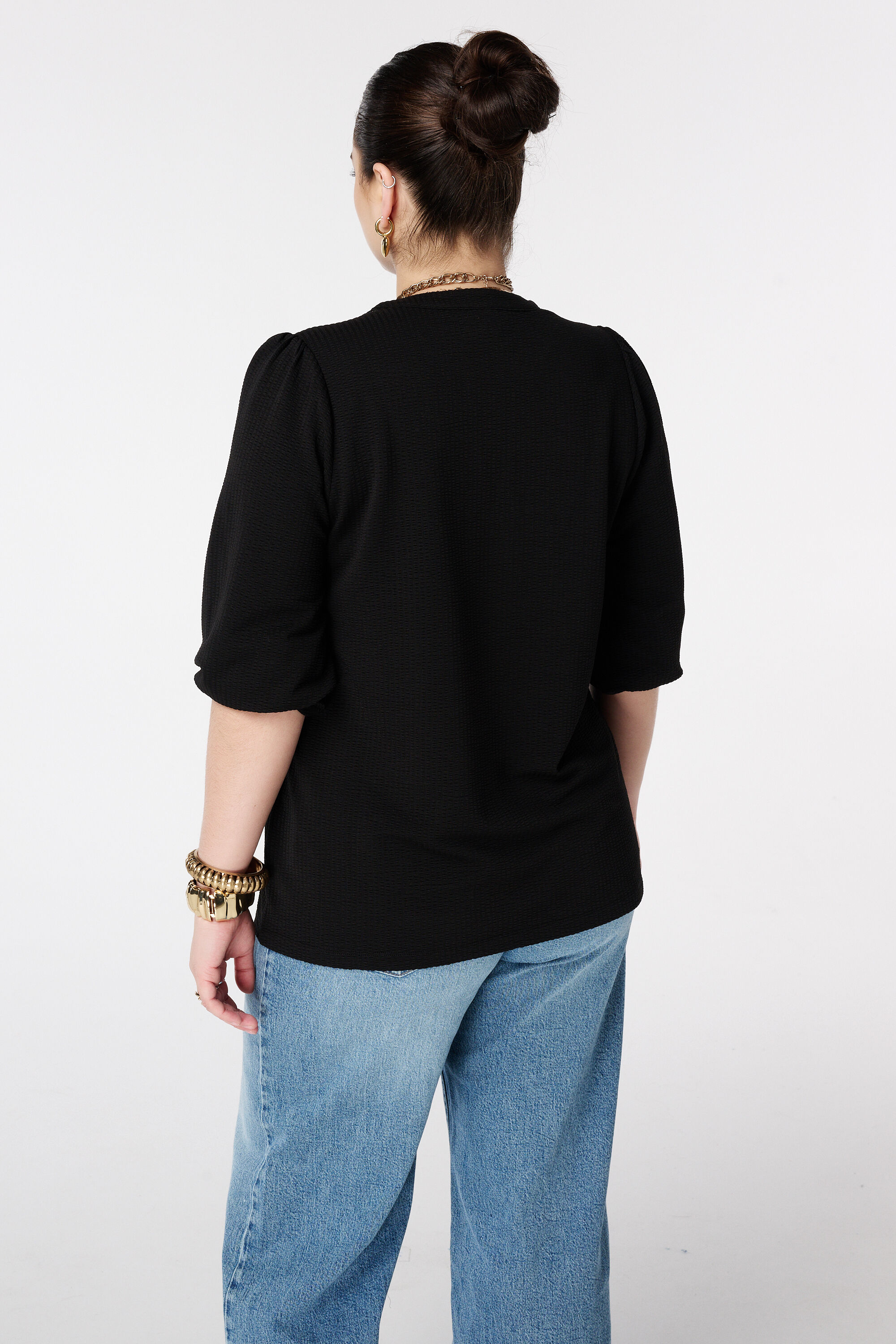 Haut &agrave; broderie et col en V image number 3