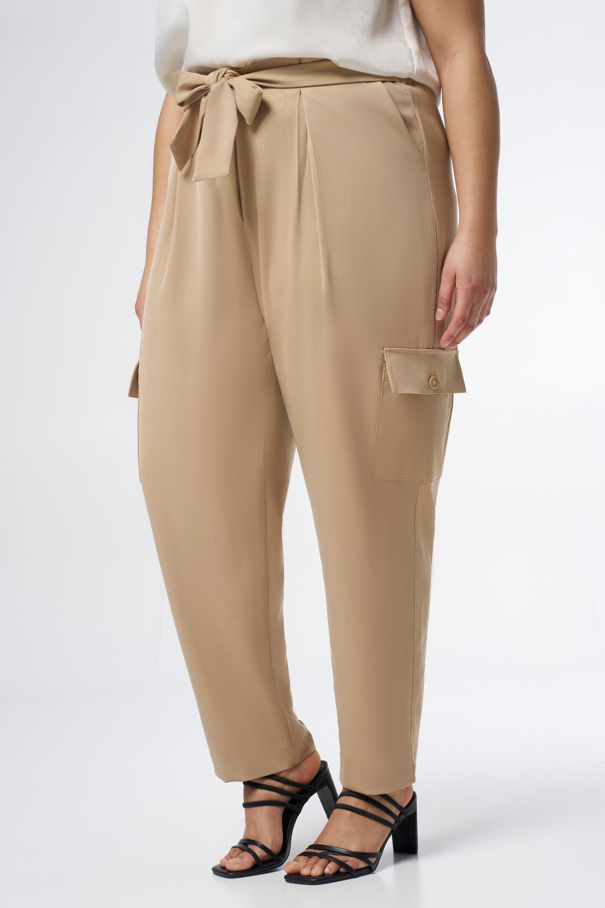 Ruimvallende broek met zakken image number 5