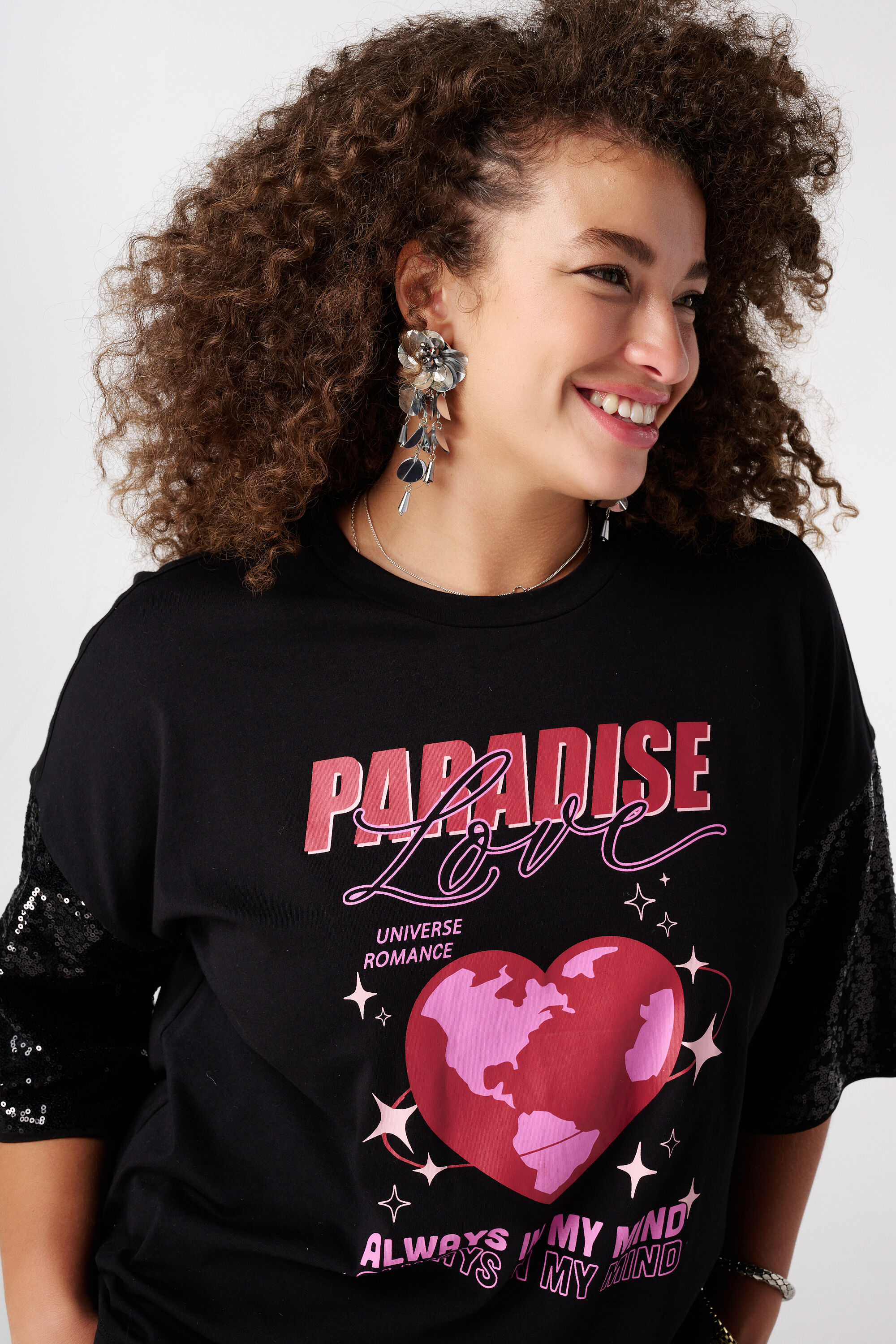 Oversized t-shirt met pailletten mouwen image number 4