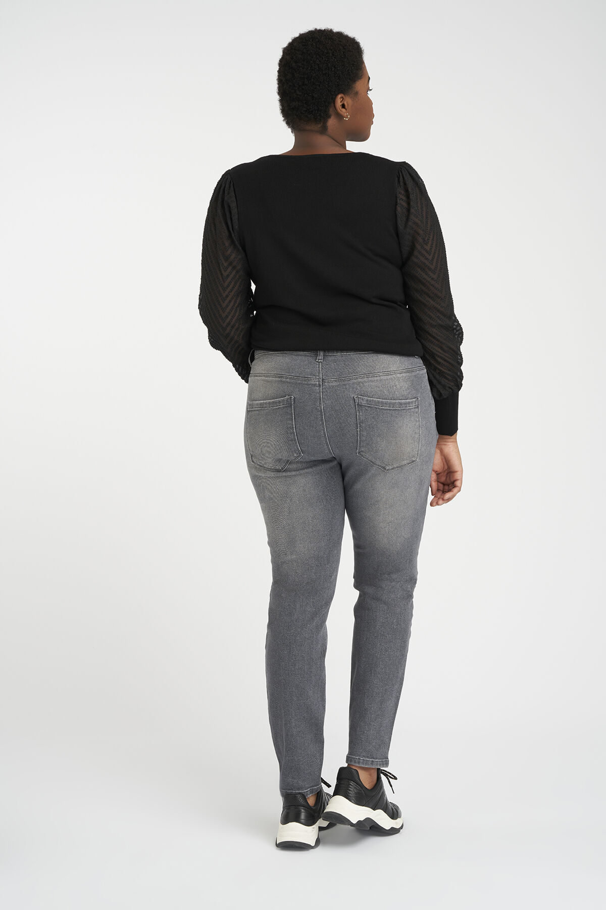 Jeans au d&eacute;cor us&eacute; image number 3