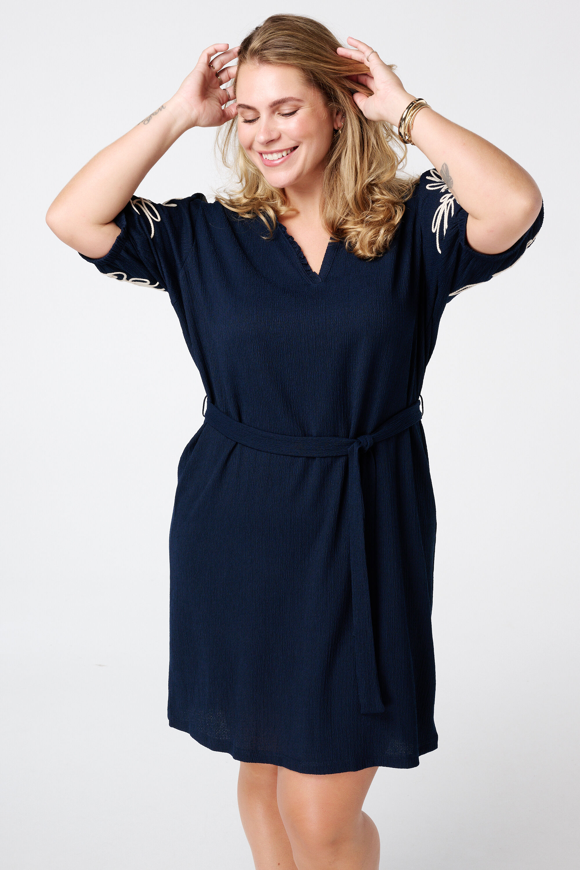 Jurk met details op de mouwen image number 5