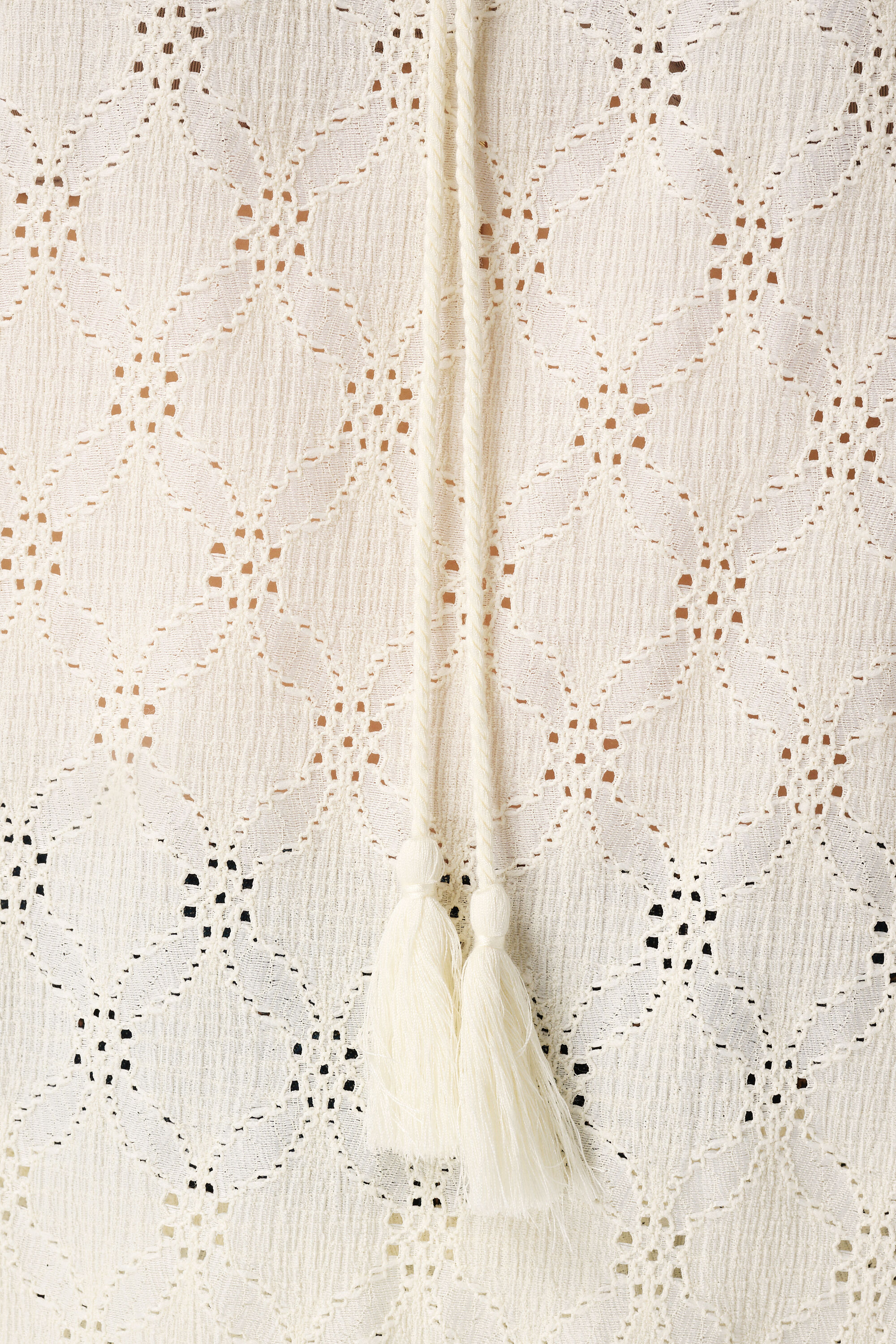 Top en dentelle avec pompons image number 6