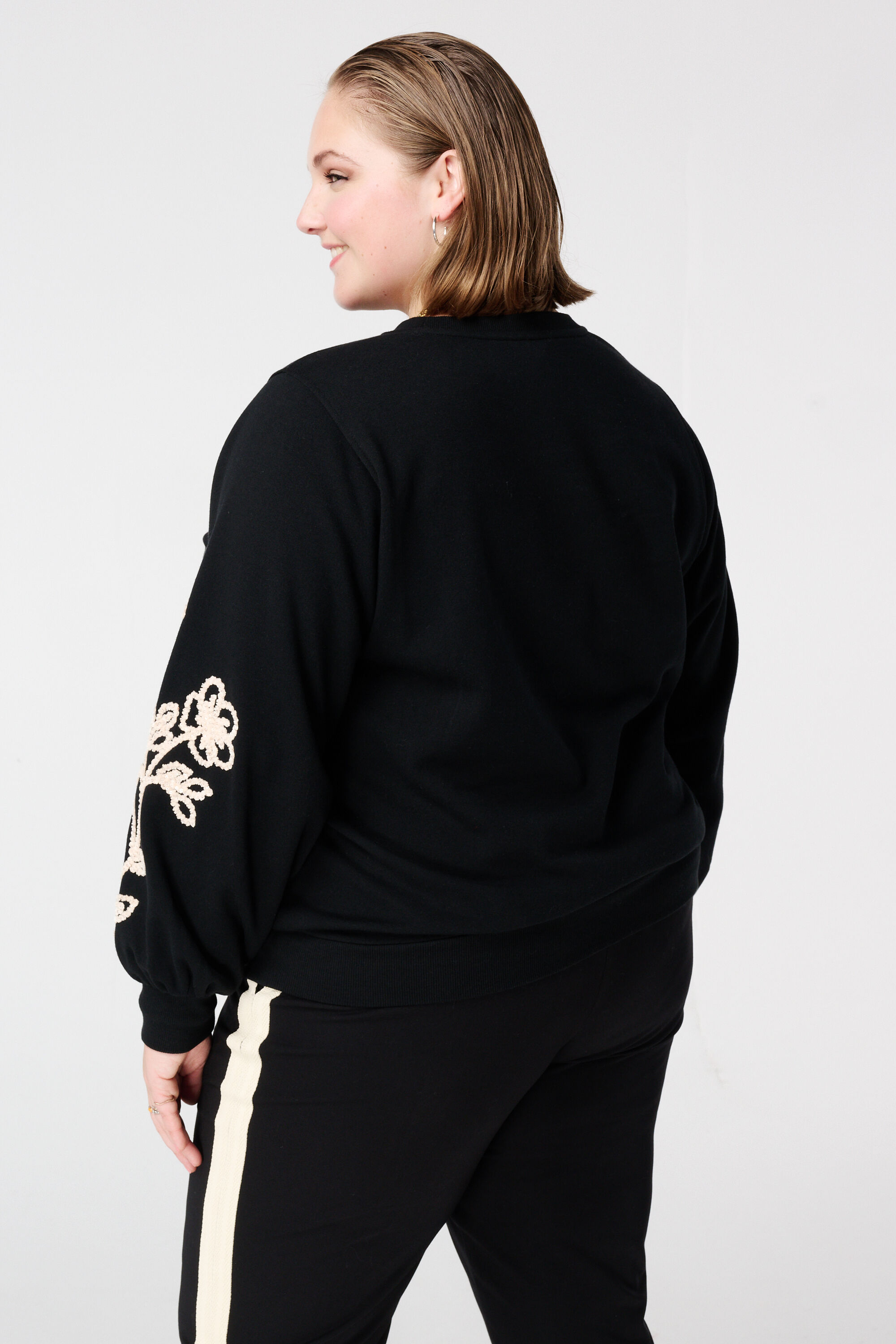 Pull avec broderies d&eacute;licates sur les manches image number 3