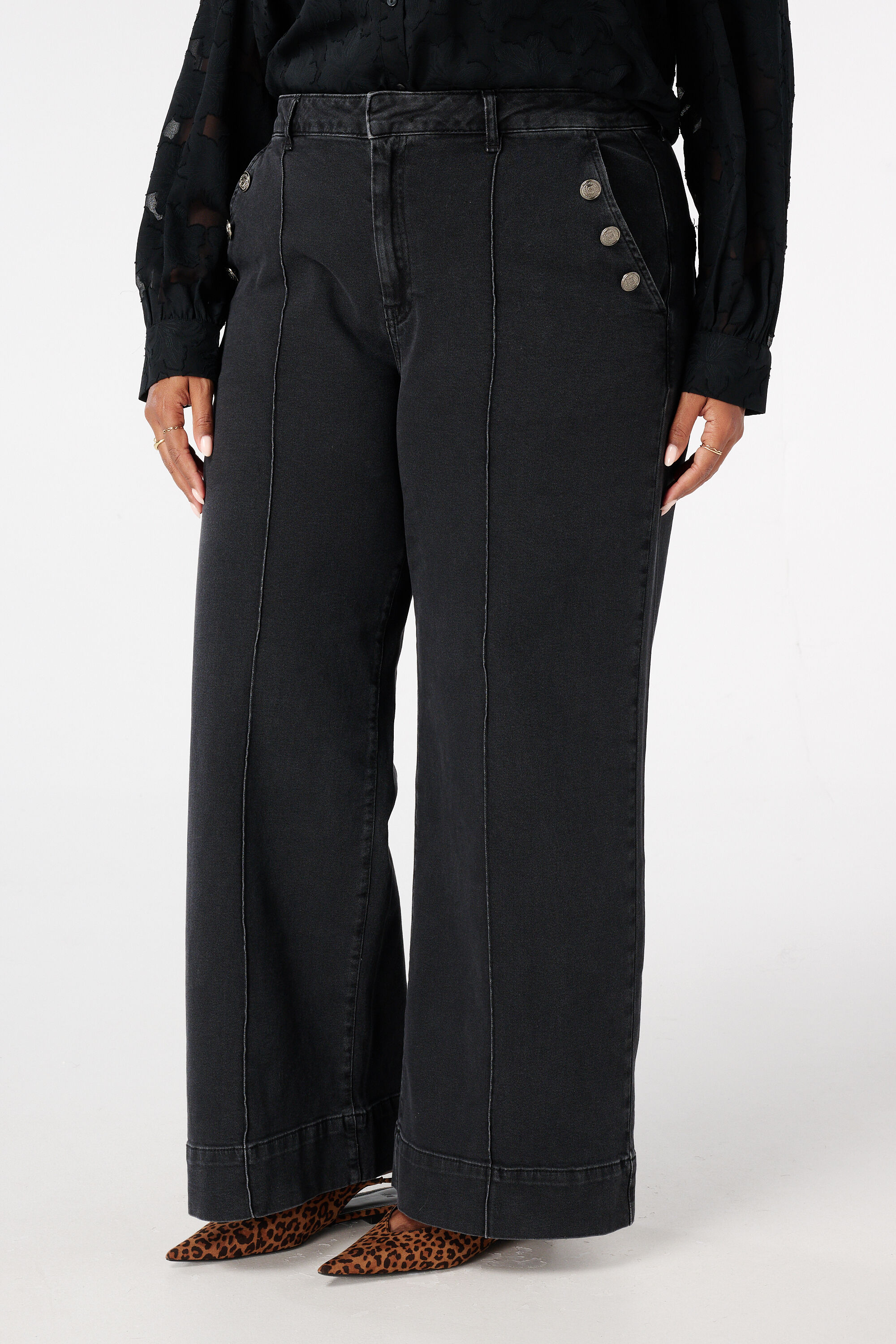 Wide leg jeans met sierknopen image number 5