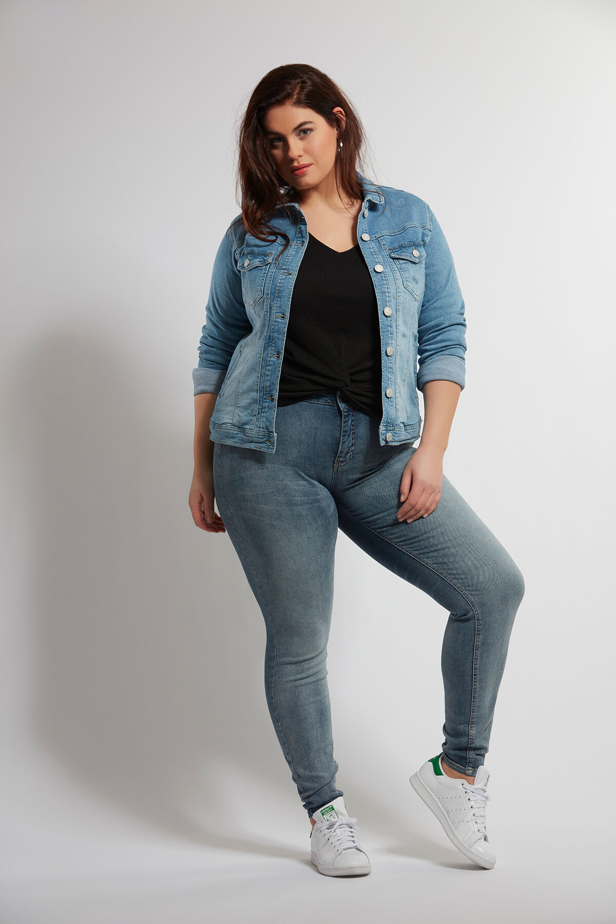 Gebreid shirt met knoop detail image number 4